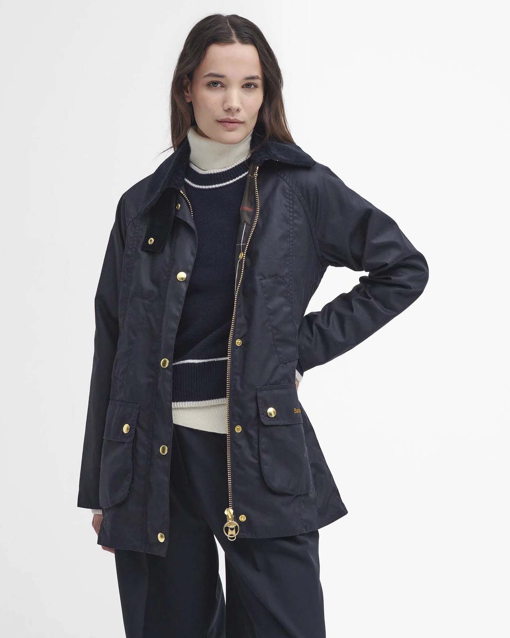 Giacca cerata Modern Beadnell Barbour blu con maxi colletto a costine e bottoni a pressione