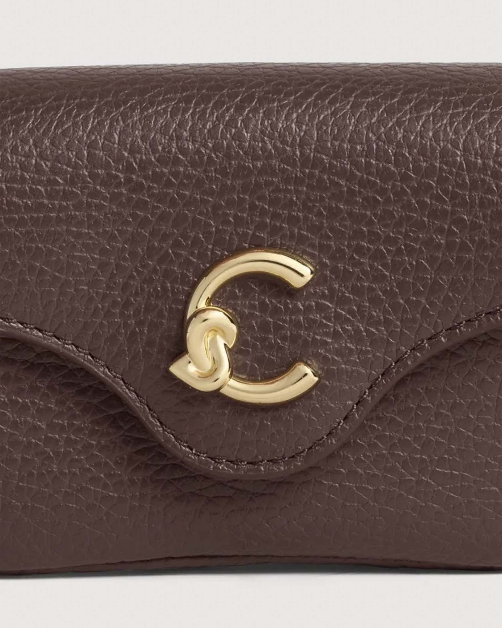 Micro C-Me Bag Coccinelle bordeaux con tracolla a catena e logo dorati image
