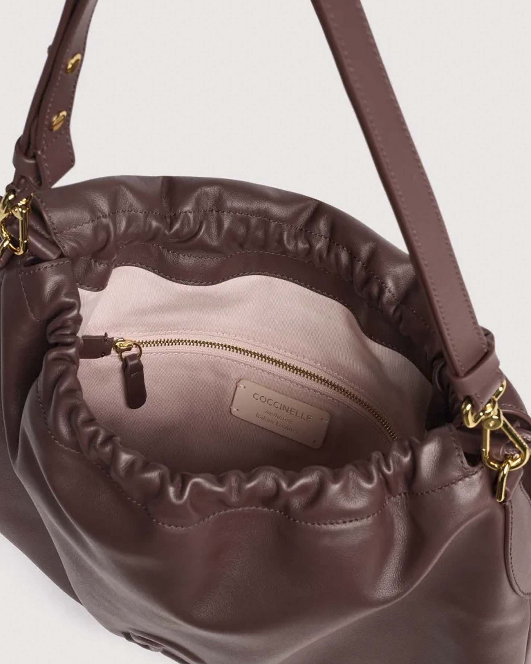 Borsa a spalla a sacchetto Lidia Medium Coccinelle bordeaux in pelle liscia con logo C-Me image