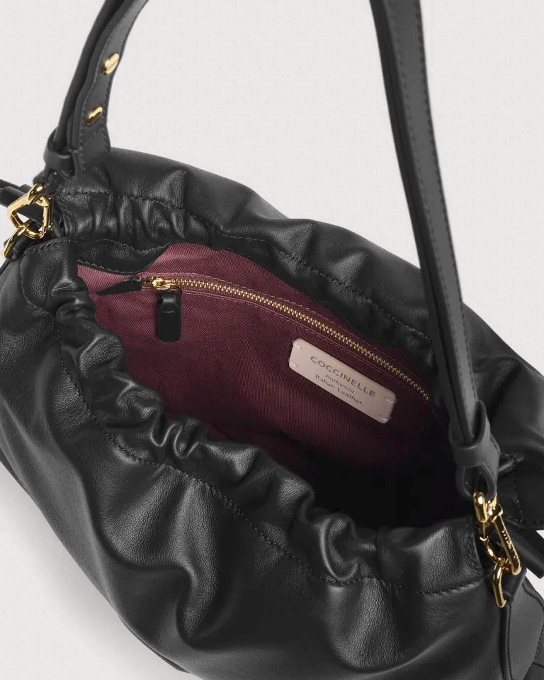 Borsa a spalla a sacchetto Lidia Small Coccinelle nera in pelle liscia con logo C-Me image