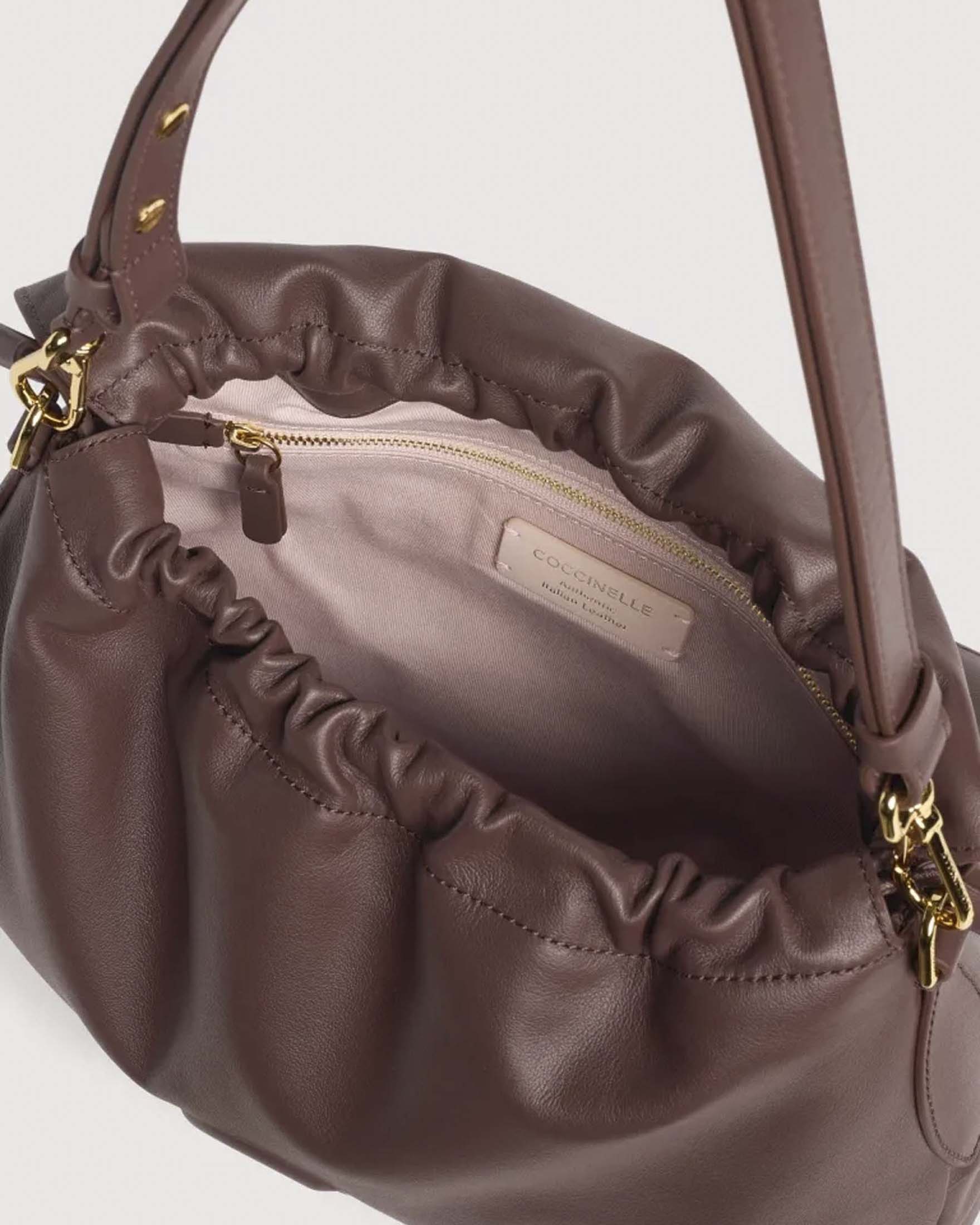 Borsa a spalla a sacchetto Lidia Small Coccinelle bordeaux in pelle liscia con logo C-Me image