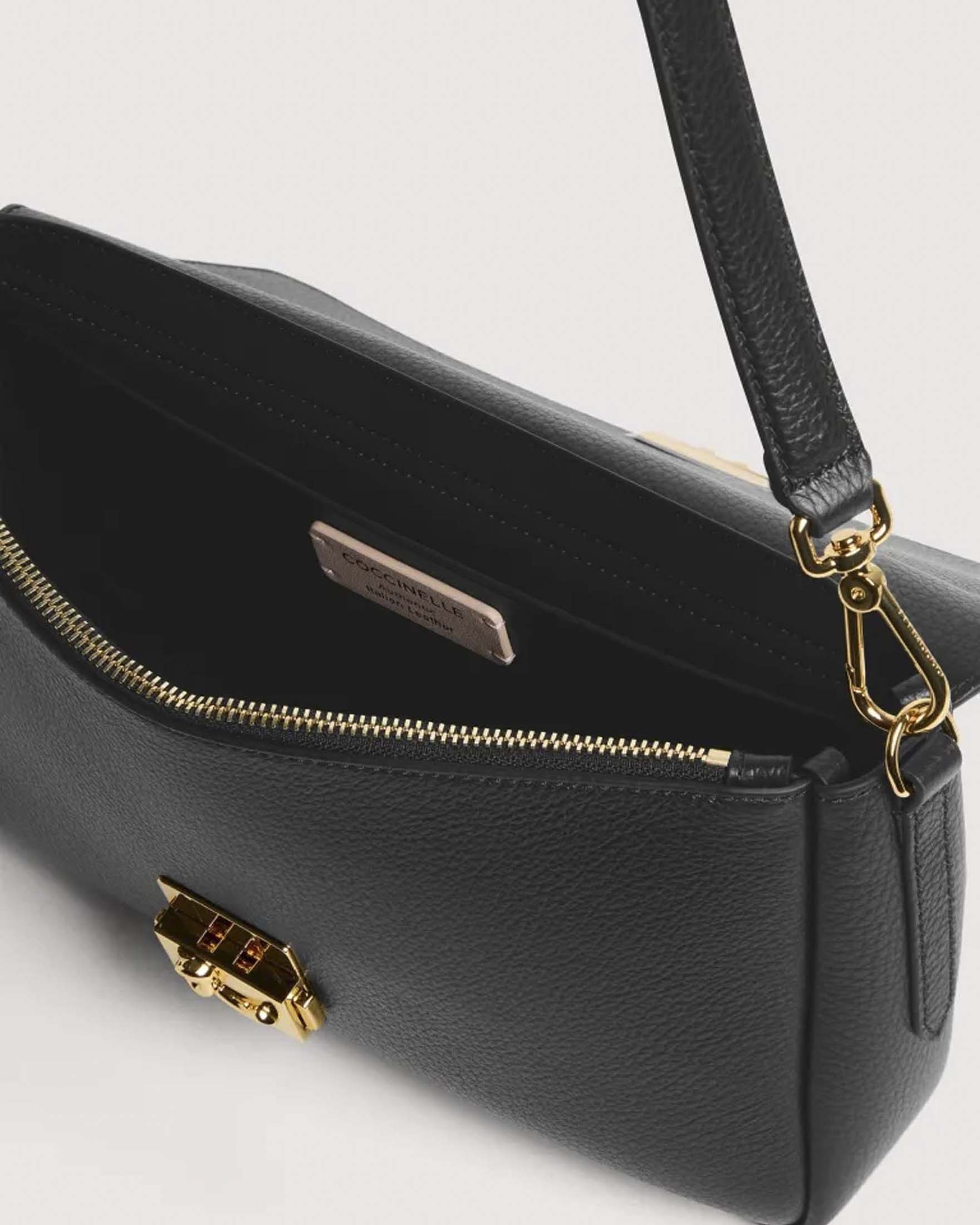 Borsa a tracolla baguette C-Me Lock Large Coccinelle nera in pelle bottalata con chiusura logo image