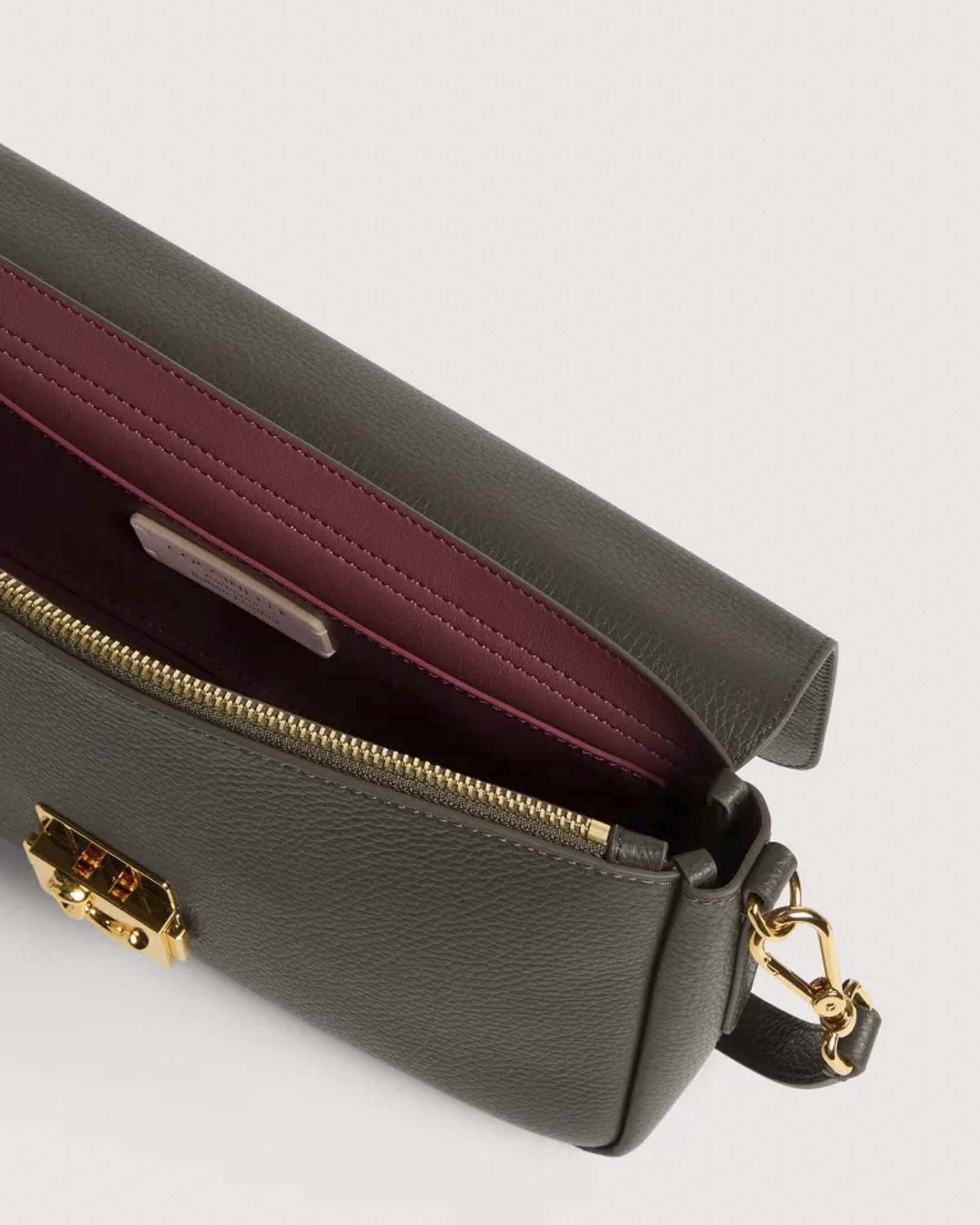 Borsa a tracolla baguette C-Me Lock Large Coccinelle color fango in pelle bottalata con chiusura logo image