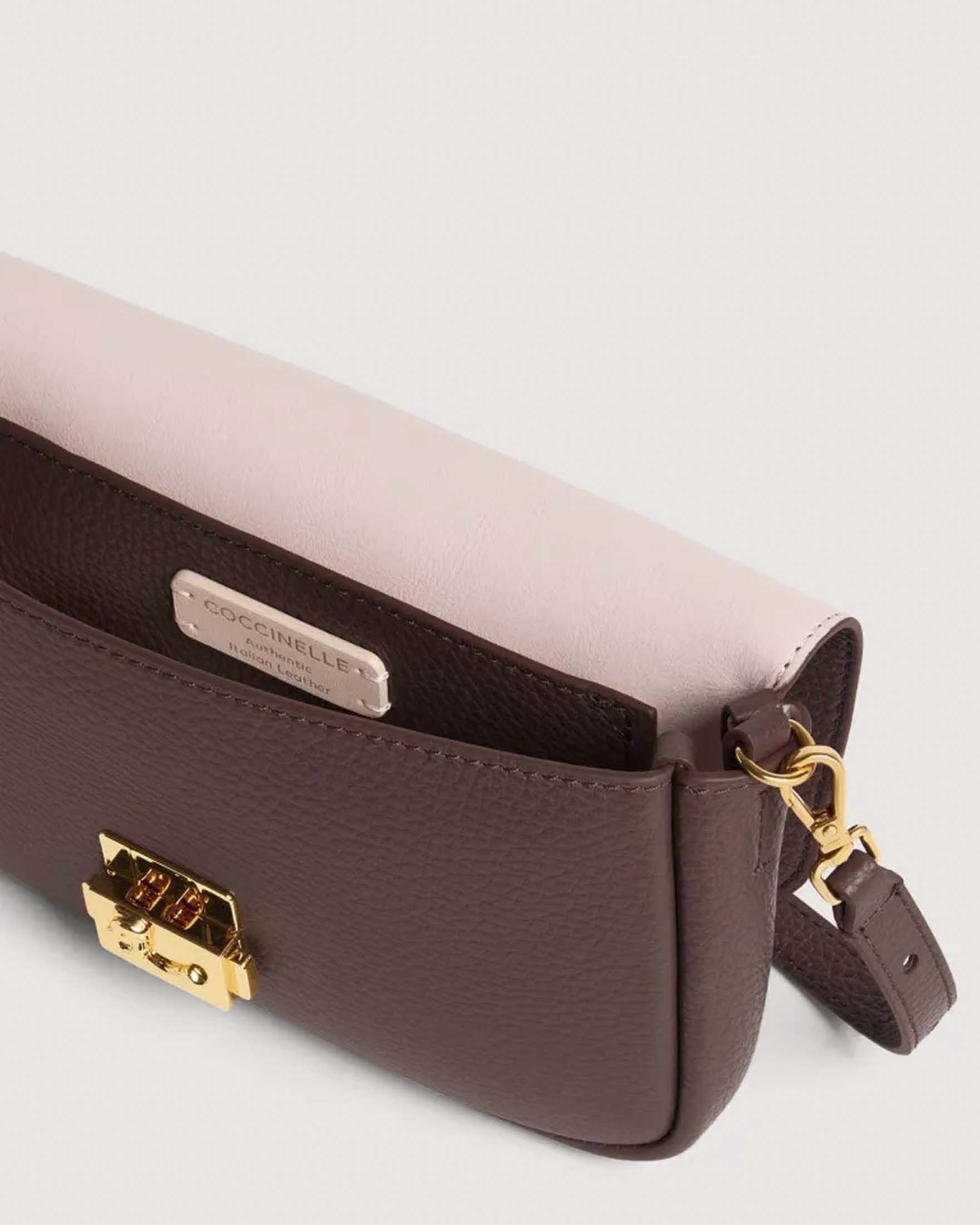 Borsa a tracolla baguette C-Me Lock Mini Coccinelle bordeaux in pelle bottalata con chiusura logo image