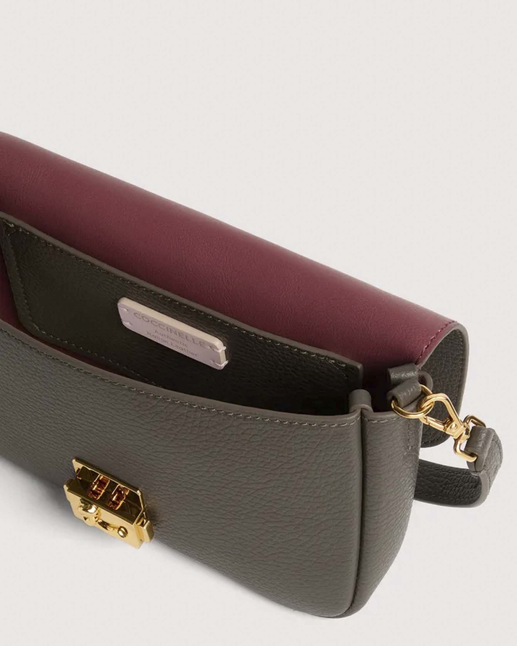 Borsa a tracolla baguette C-Me Lock Mini Coccinelle color fango in pelle bottalata con chiusura logo image