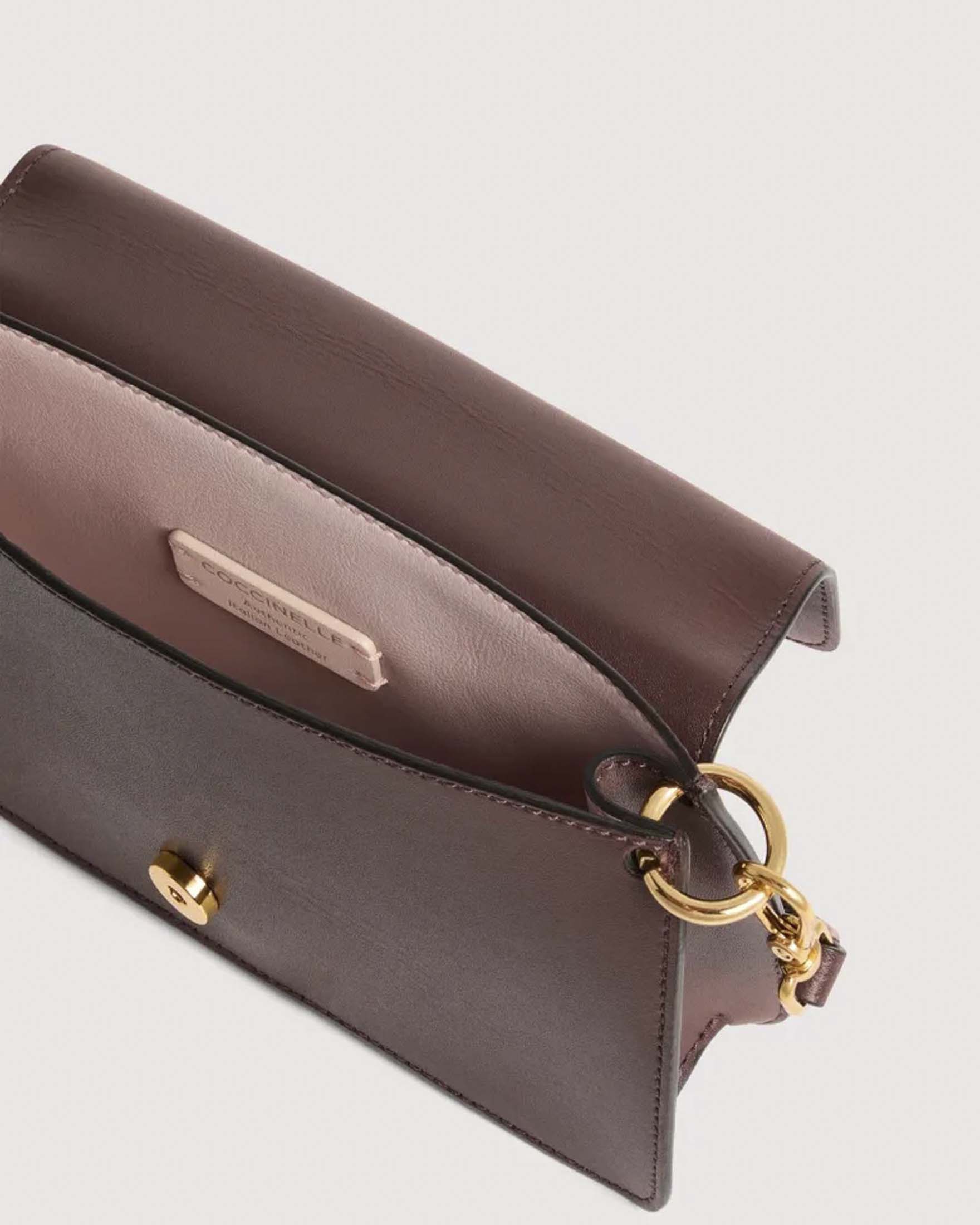 Borsa a tracolla C-me Mini Coccinelle bordeaux in pelle liscia con chiusura logo a patta image
