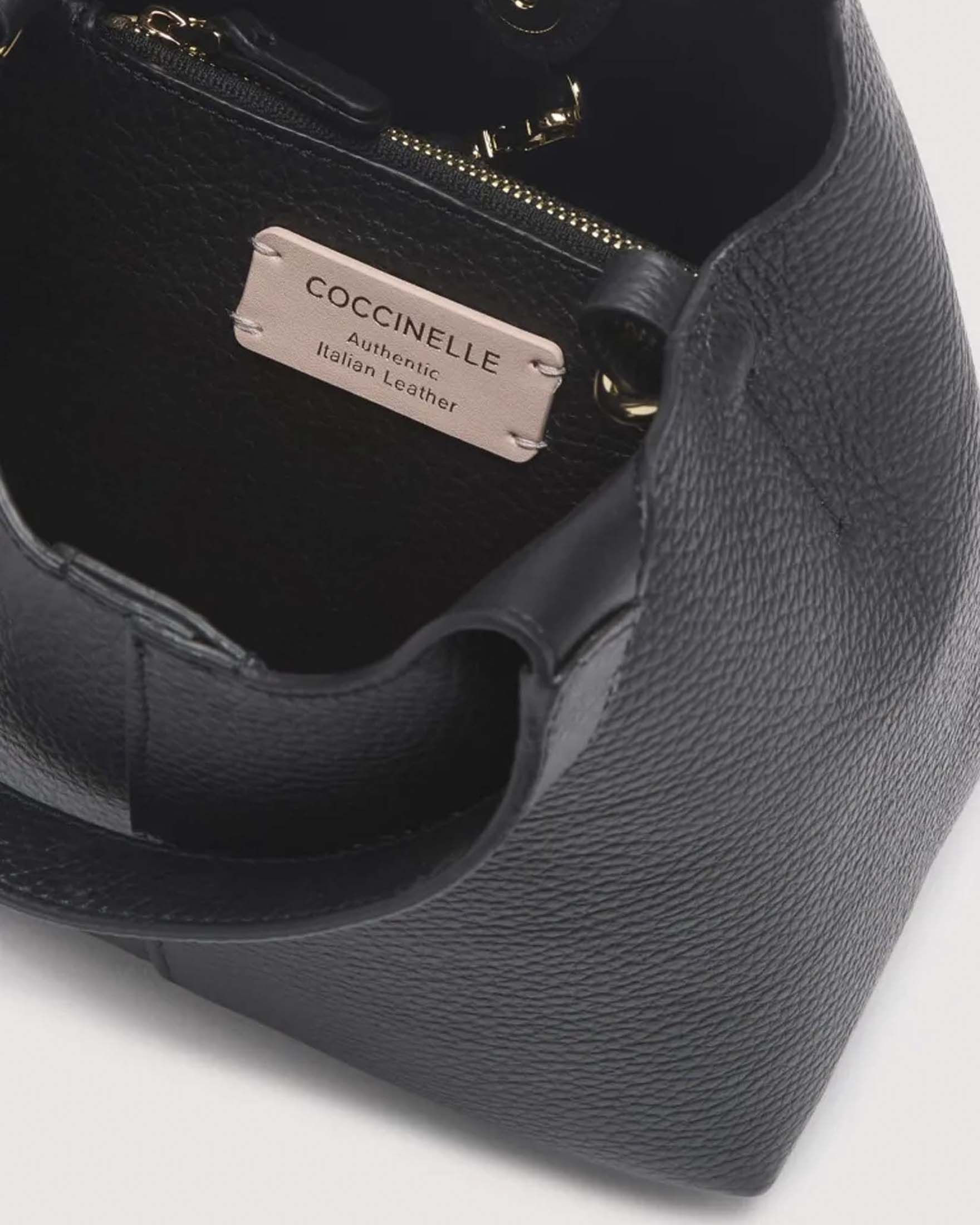 Borsa a mano a secchiello C-Easy Small Coccinelle nera in pelle bottalata con logo argento sul manico image