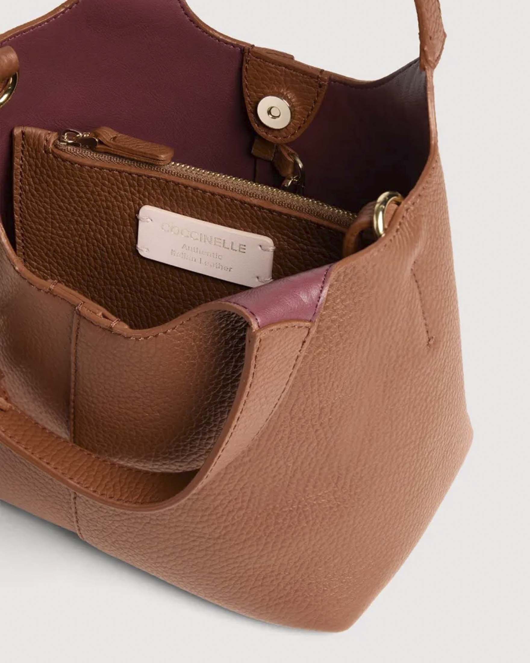 Borsa a mano a secchiello C-Easy Small Coccinelle color cognac in pelle con logo argento sul manico image