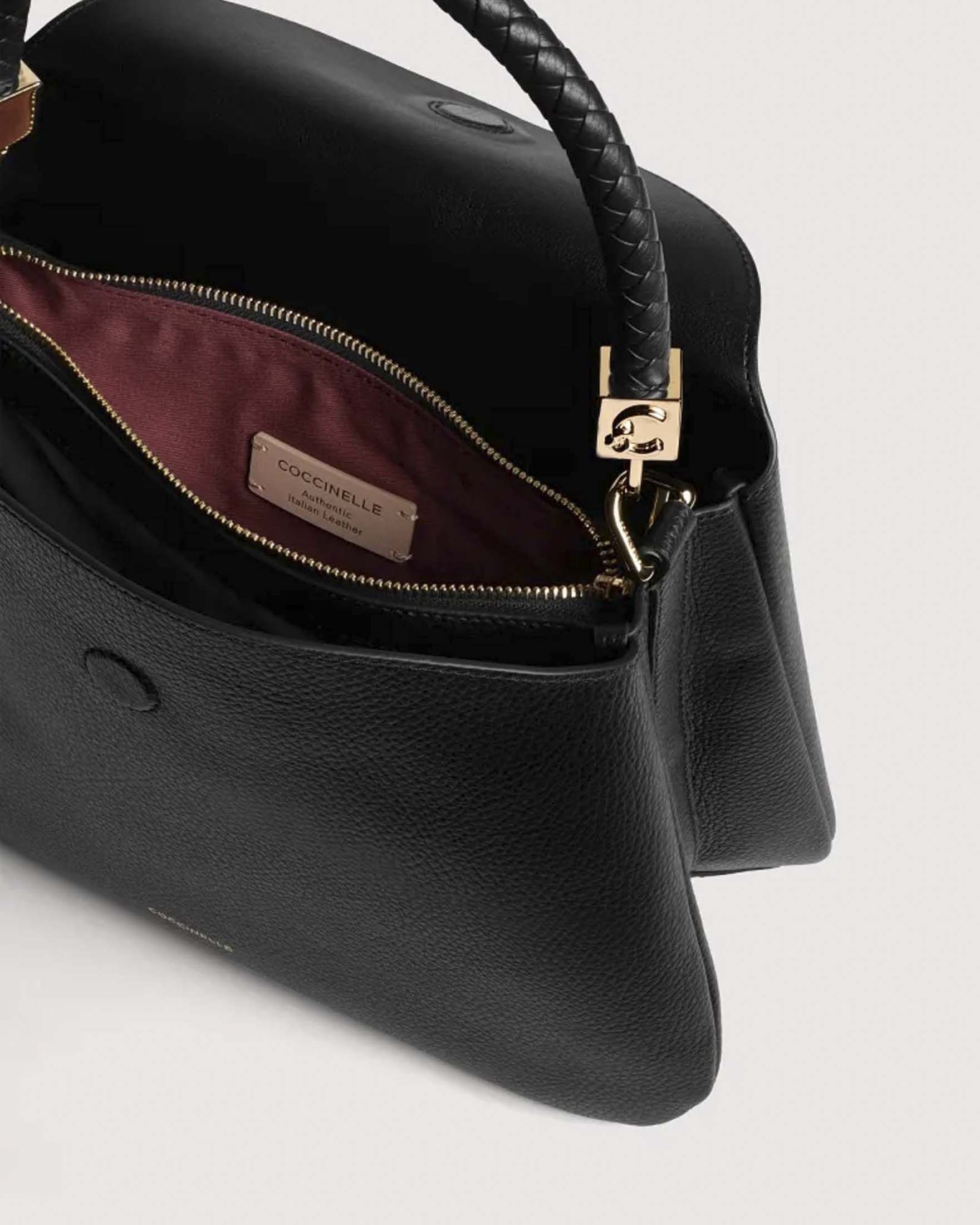 Borsa a spalla Tiggy Medium Coccinelle nera in pelle bottalata con manico intrecciato image