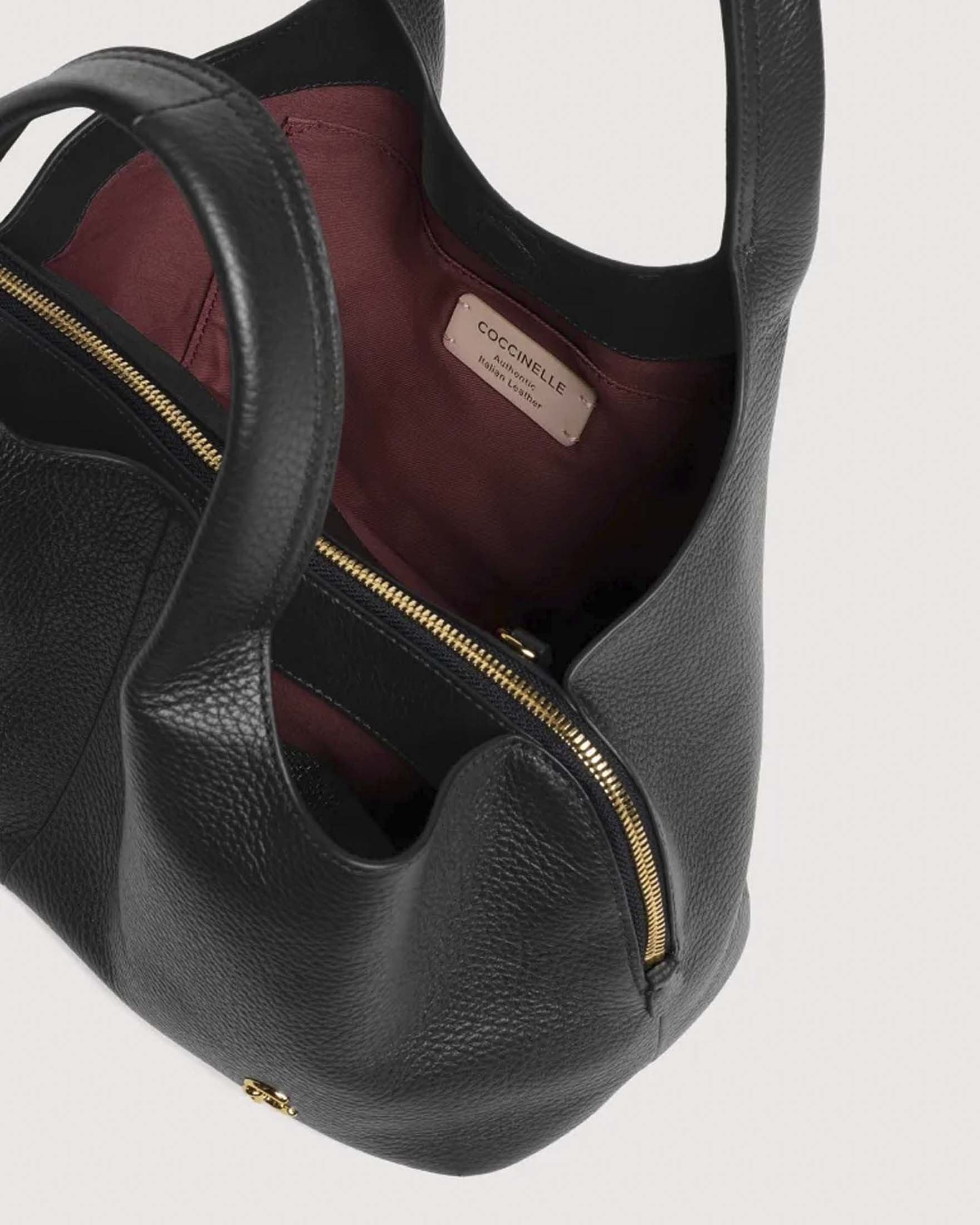 Borsa Nell Medium Coccinelle nera in pelle martellata con logo C-Me e chiusura zip scomparto centrale image