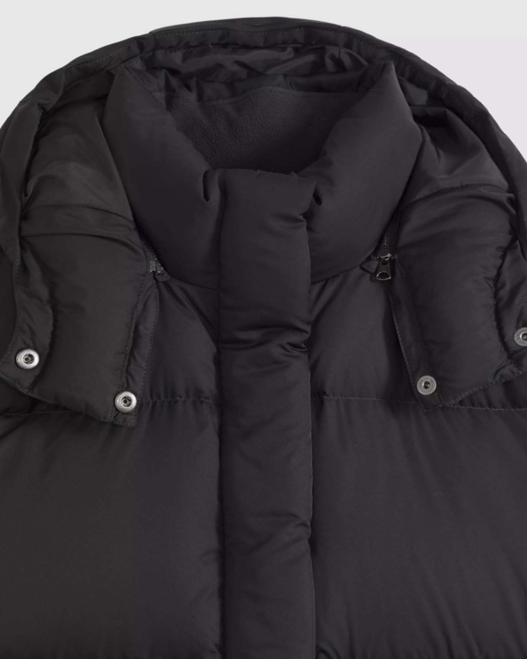 Piumino cropped Tate Bubble Levi's nero con cappuccio image