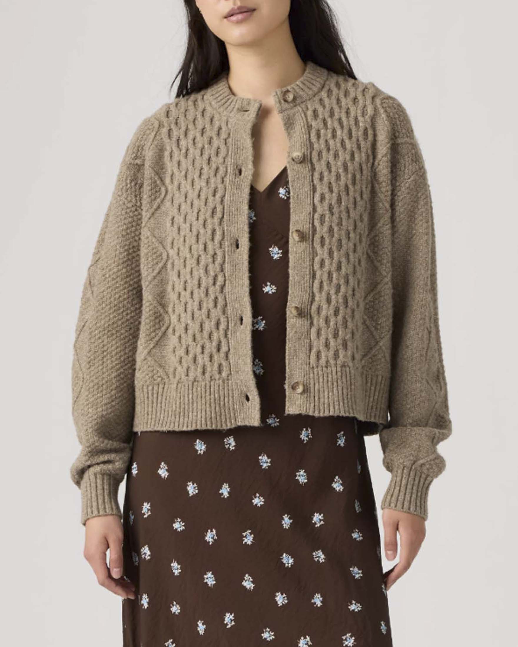 Cardigan Charlotte Levi's color nocciola in maglia a trecce misto lana con scollo a giro