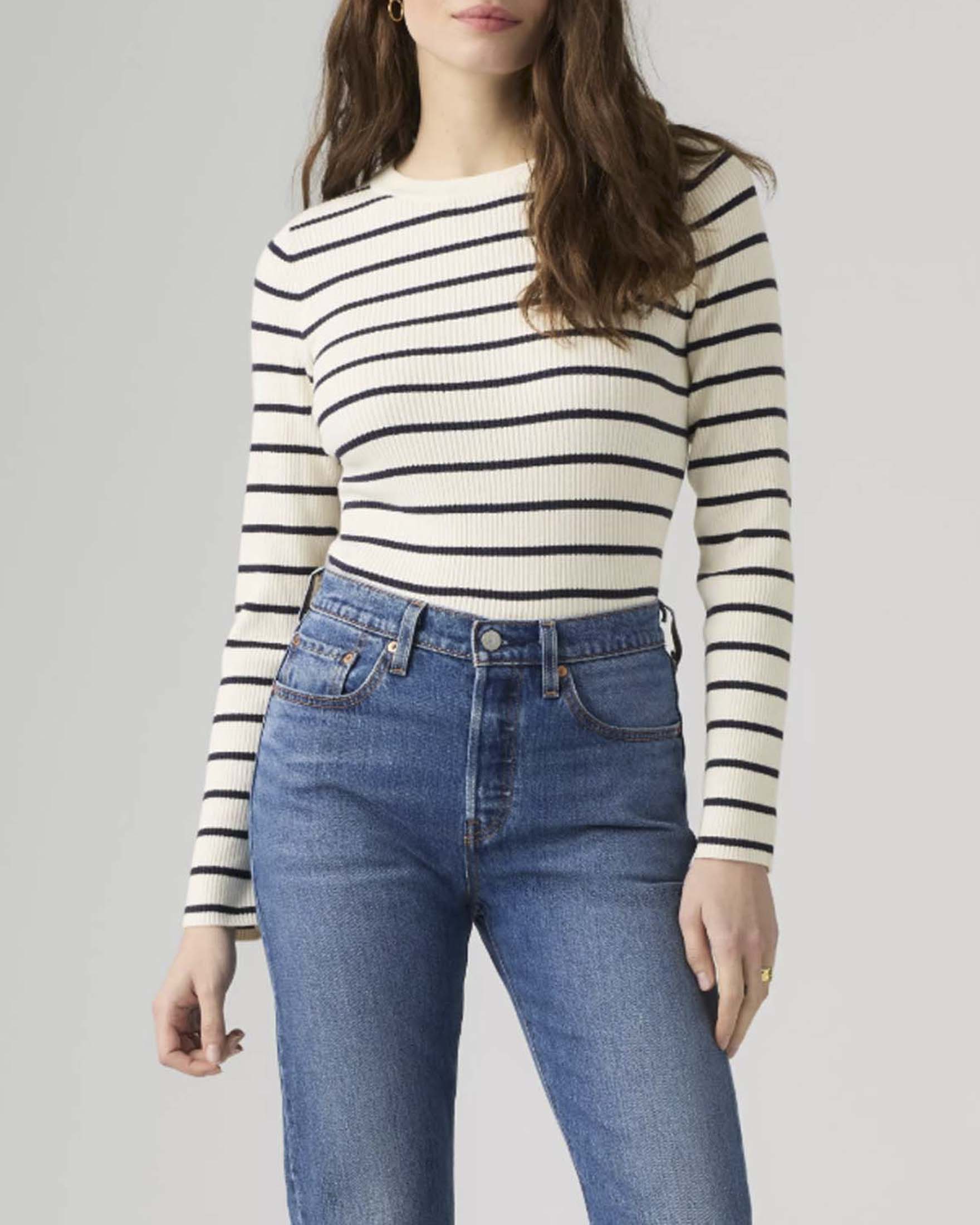 Maglione girocollo Levi's bianco a righe nere in cotone a coste con patch logo