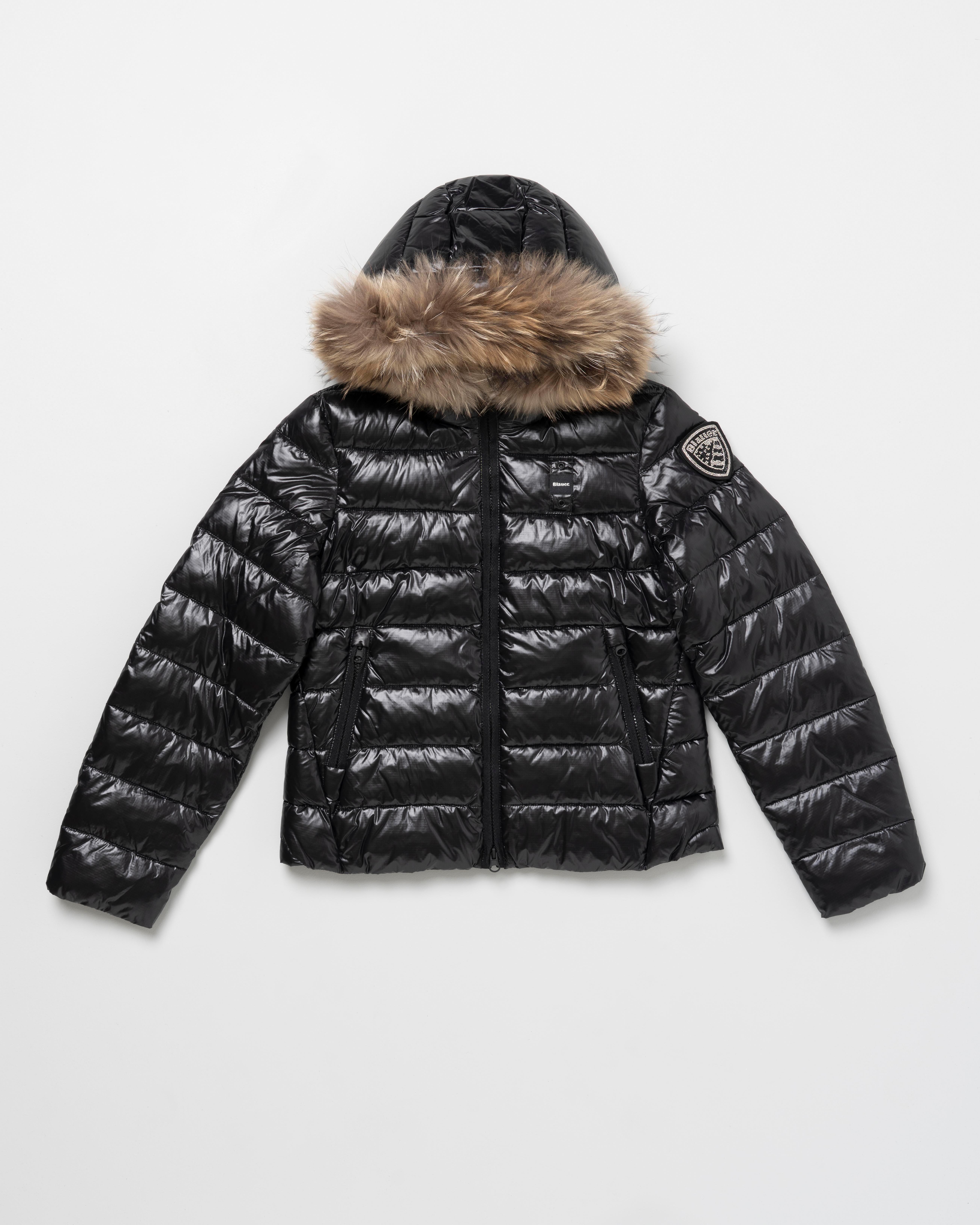 Piumino Blauer Ivory nero con cappuccio con pelo e logo scudetto in strass