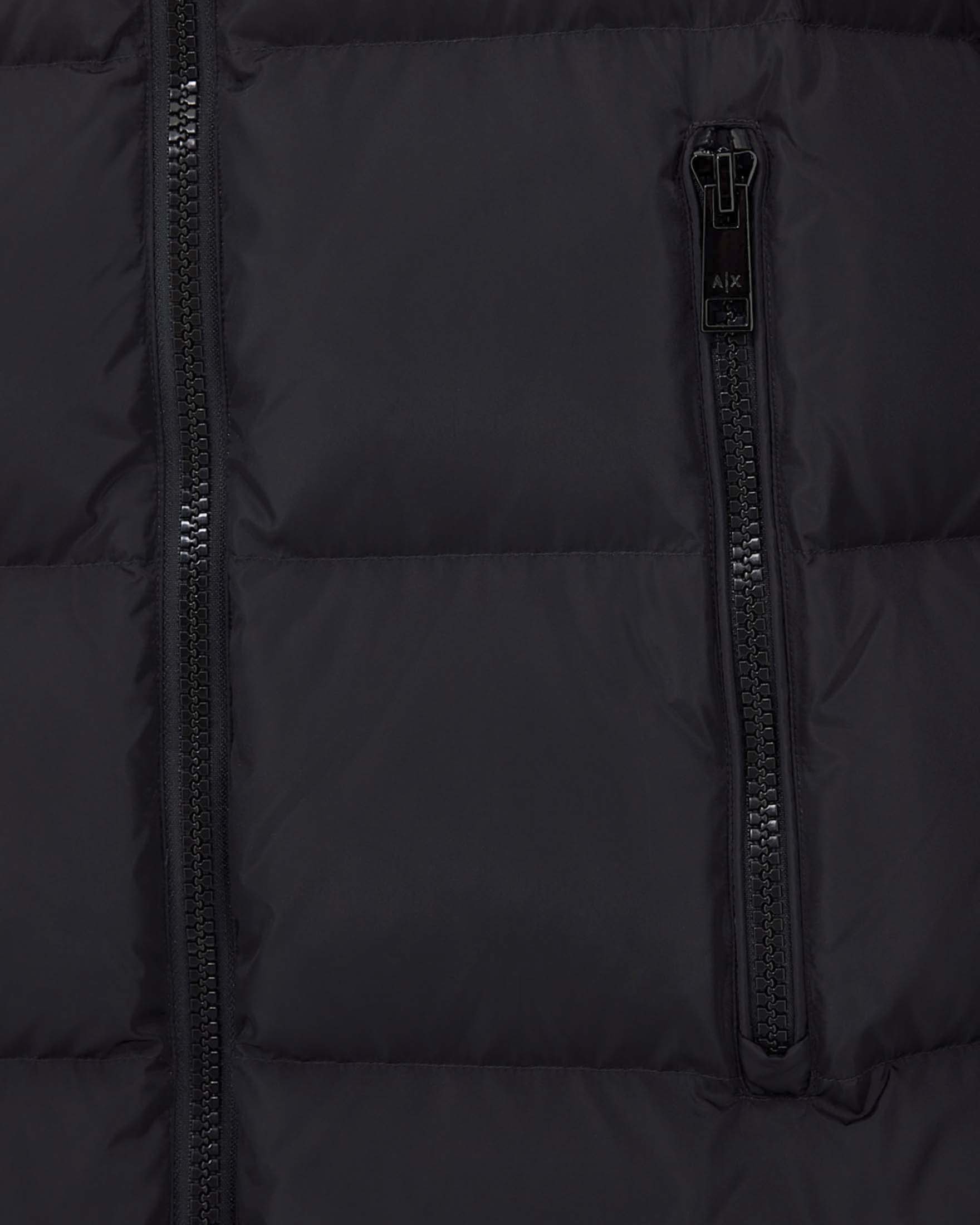 Piumino lungo Armani Exchange nero trapuntato in piuma naturale con cappuccio e tasche laterali a zip image