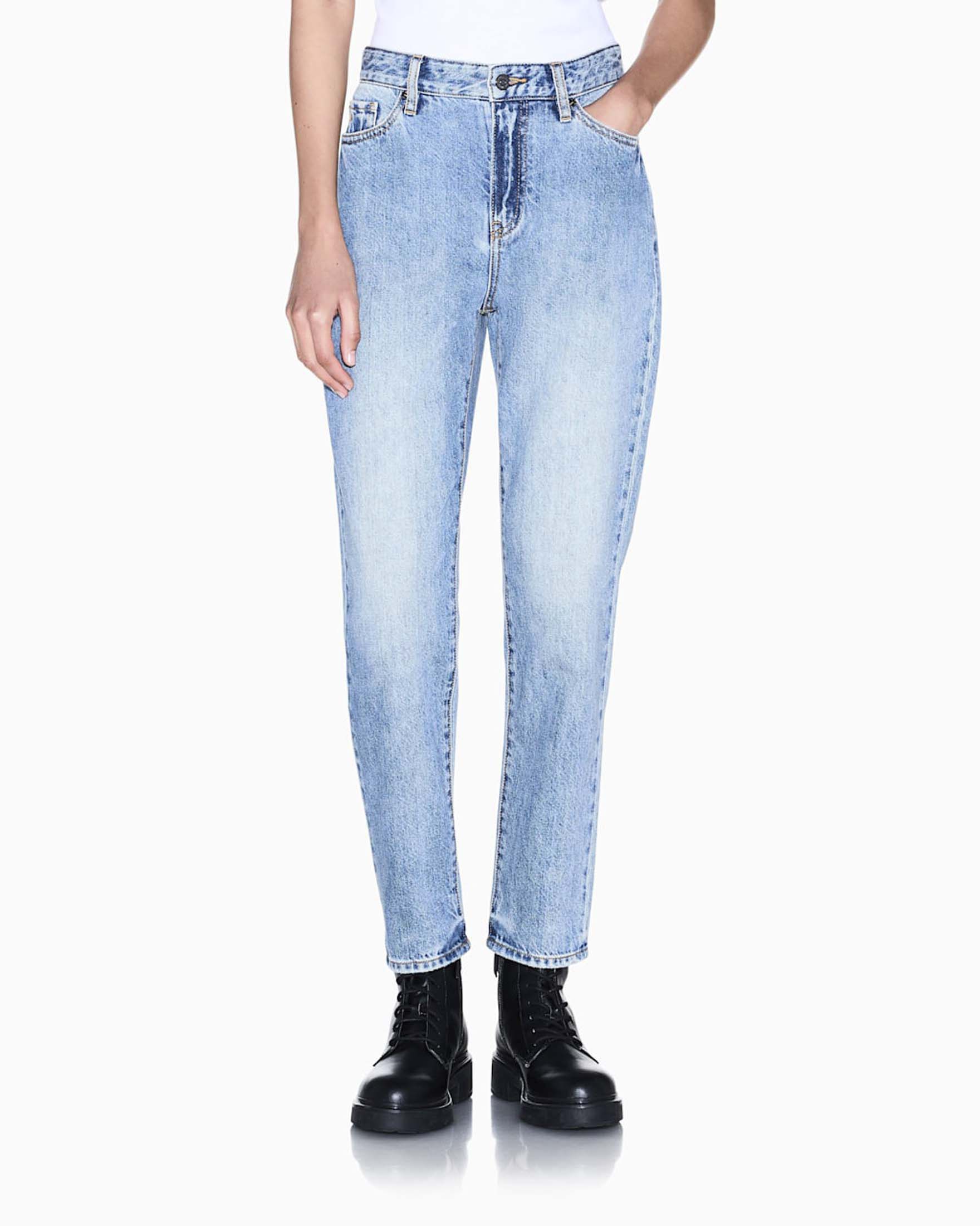 Jeans carrot fit over Armani Exchange in denim rigido di cotone lavaggio super stonewash image