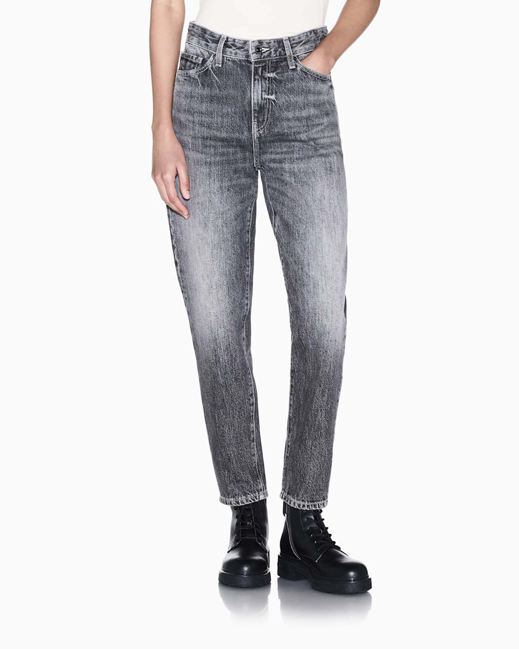 Jeans carrot fit over Armani Exchange grigi in denim rigido di cotone effetto washed image