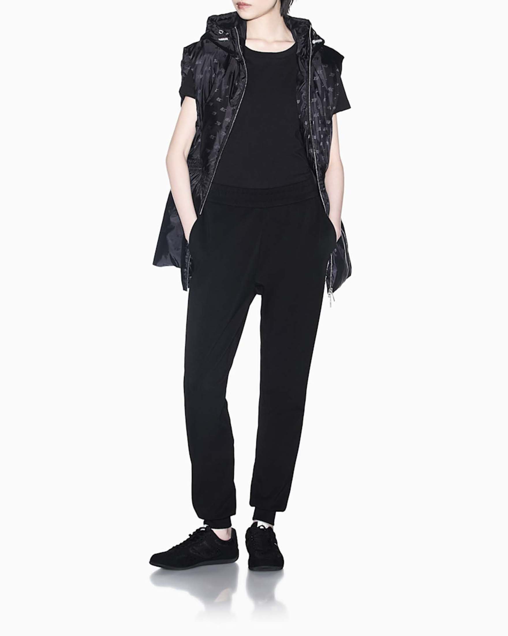 T-shirt regular Armani Exchange nera in jersey di cotone con logo ricamato a contrasto sullo scollo image