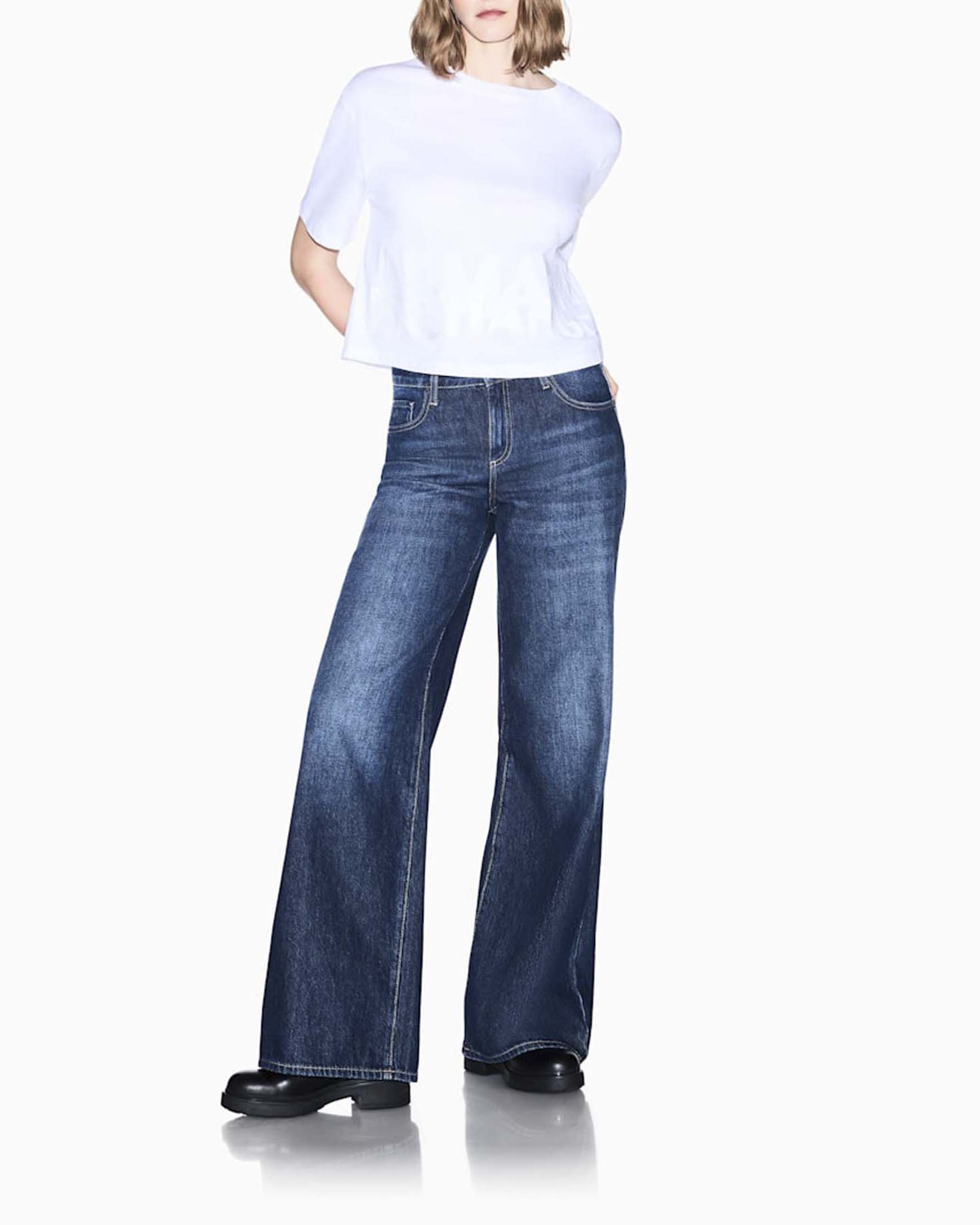 T-shirt cropped regular Armani Exchange bianca in jersey di cotone con scritta logo in paillettes image