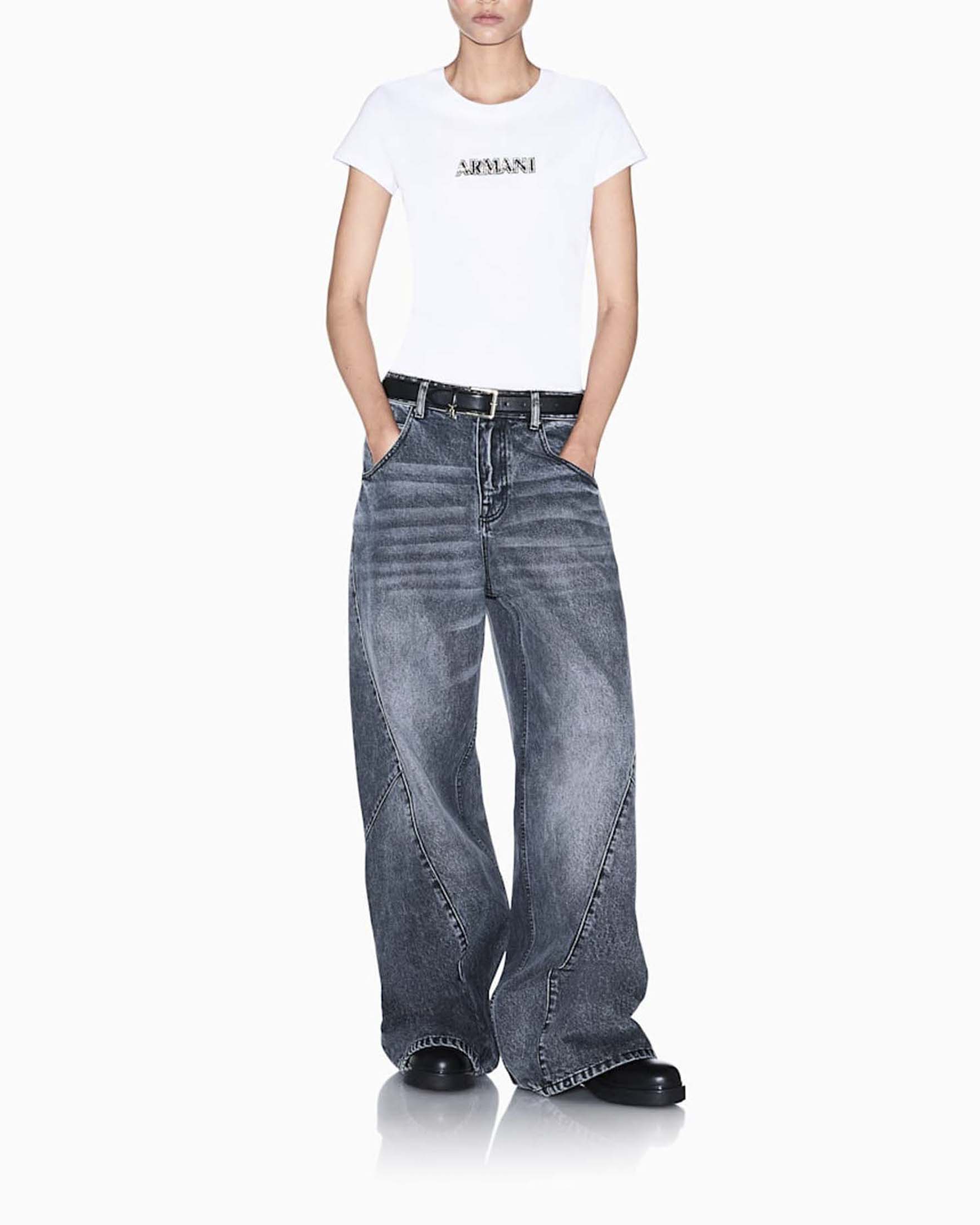 T-shirt slim Armani Exchange bianca in jersey di cotone con maxi lettering frontale in strass image