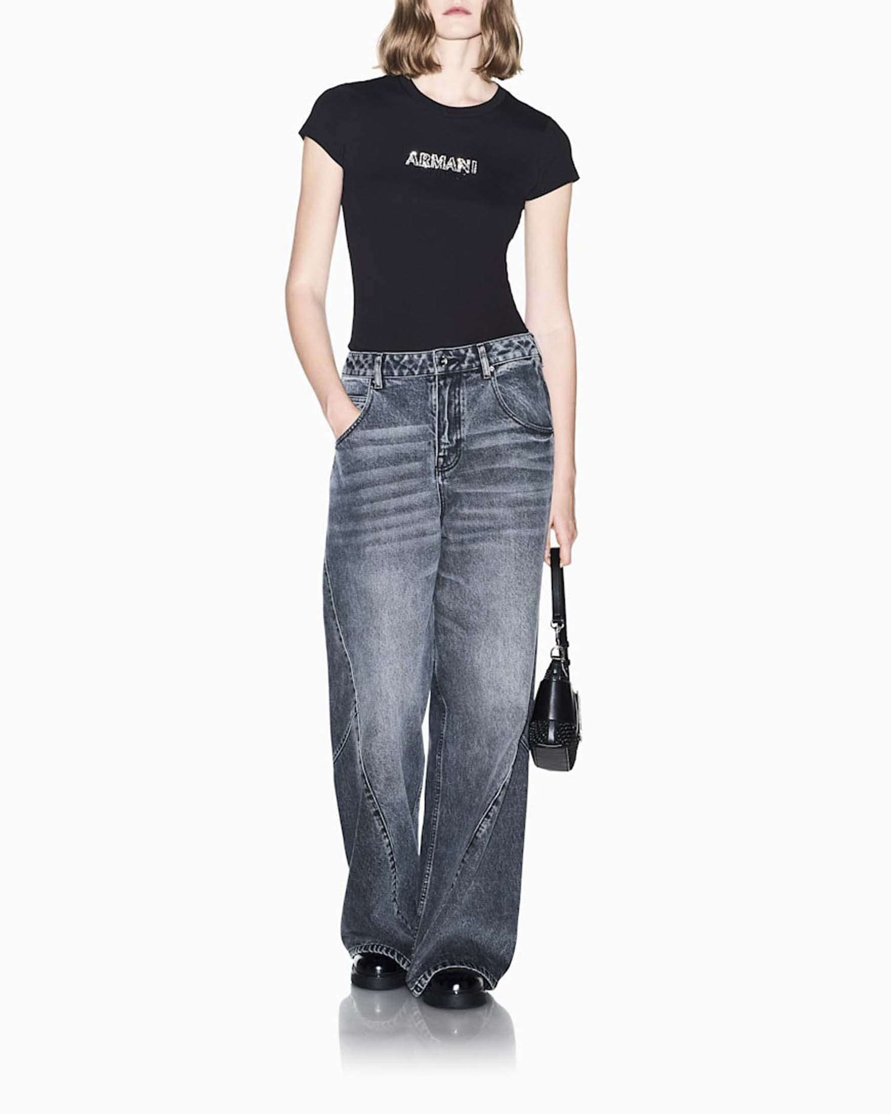 T-shirt slim Armani Exchange nera in jersey di cotone con maxi lettering frontale in strass image