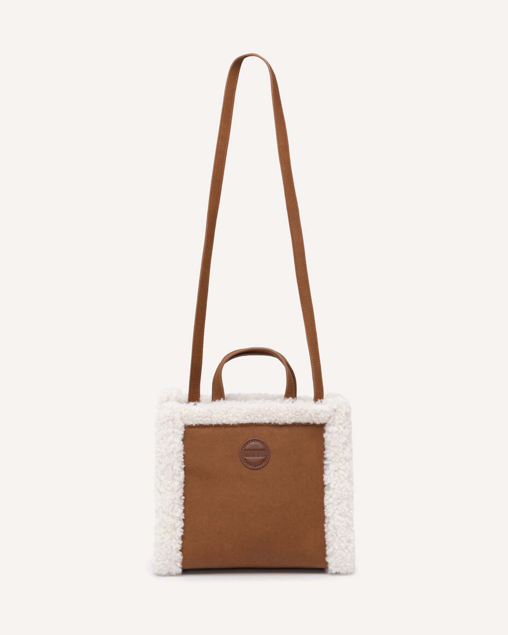 Borsa a tracolla Colmar Originals color cammello in tessuto effetto suede con bordo shearling bianco