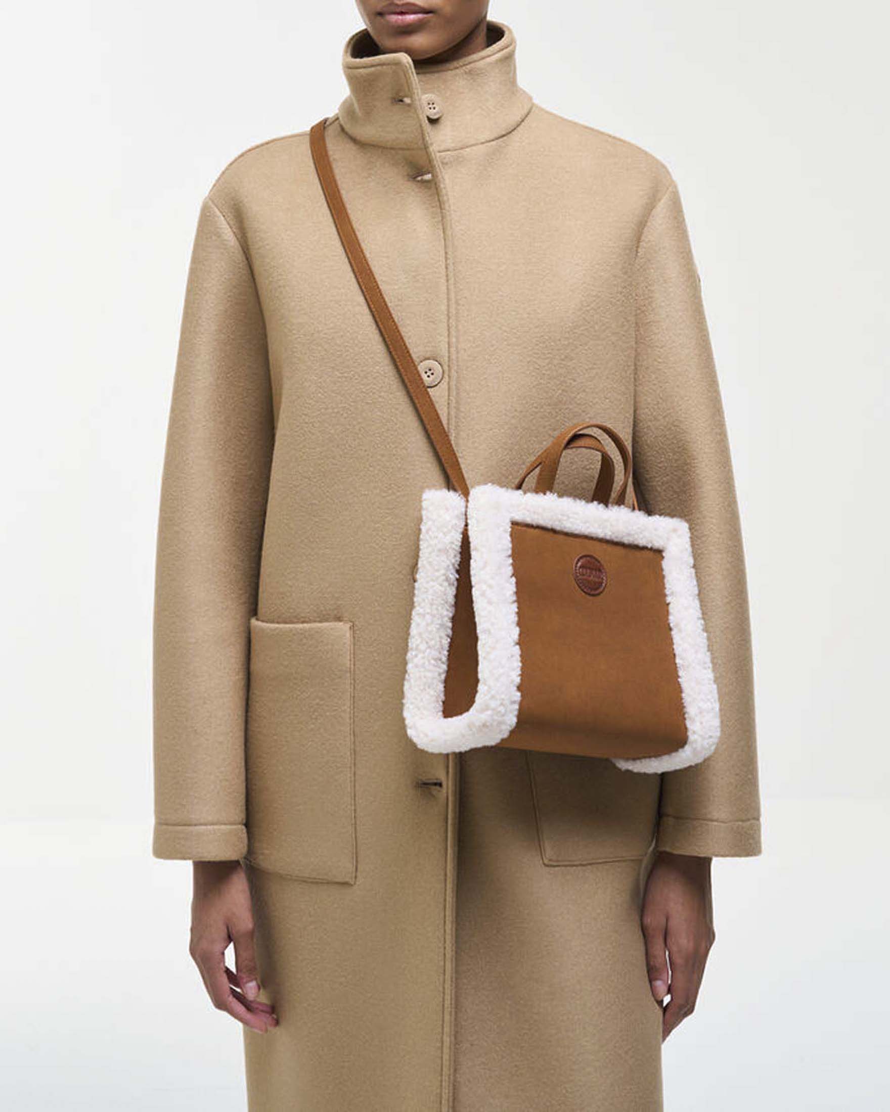 Borsa a tracolla Colmar Originals color cammello in tessuto effetto suede con bordo shearling bianco image