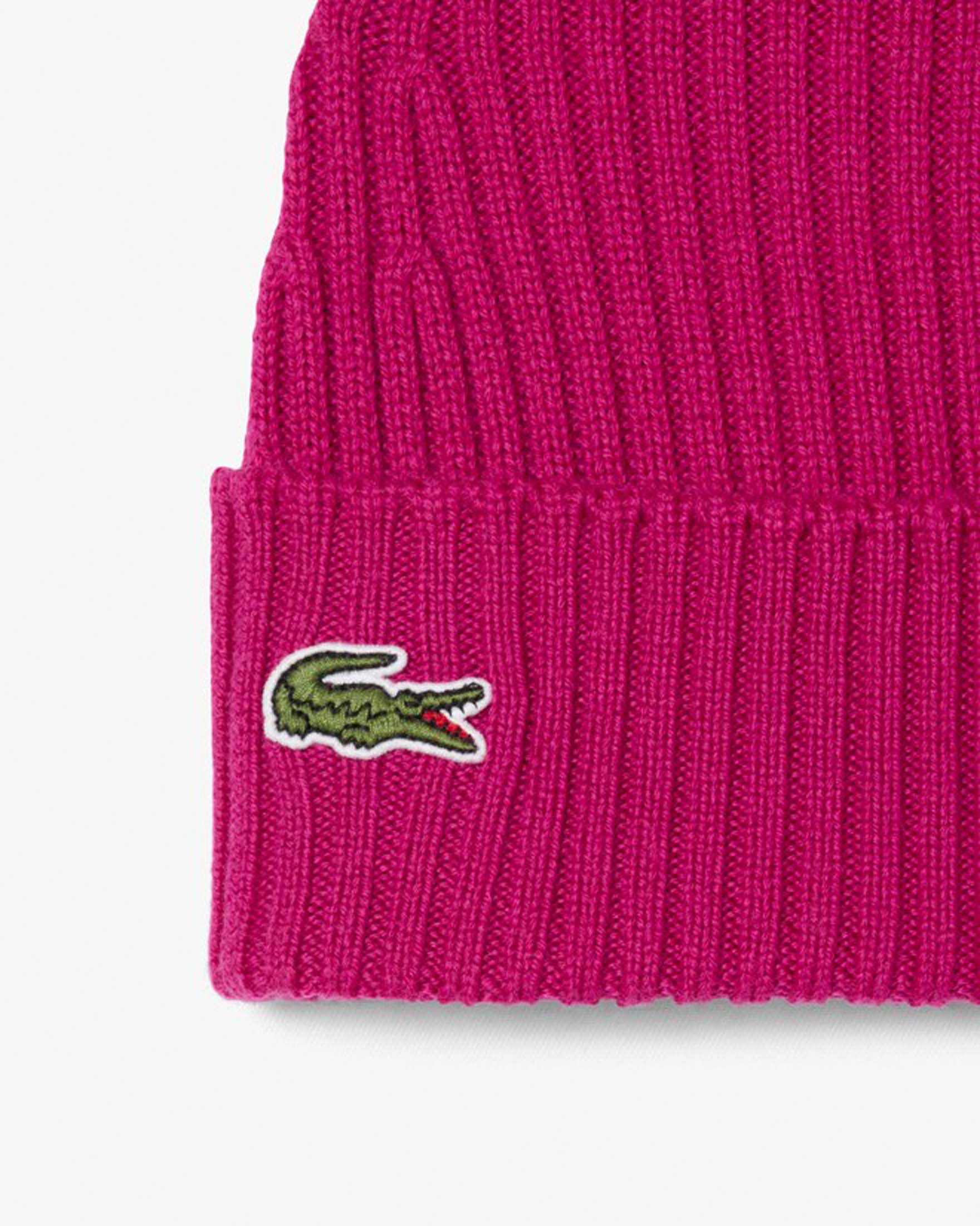 Berretto Lacoste fucsia in pura lana a coste con risvolto e coccodrillo ricamato a contrasto image