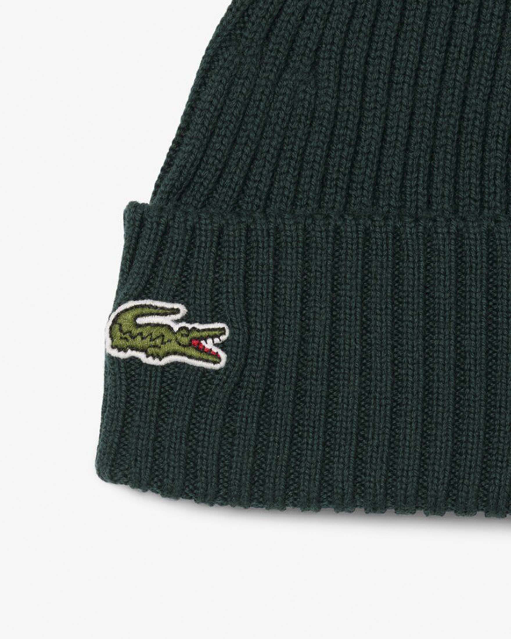 Berretto Lacoste verde scuro in pura lana a coste con risvolto e coccodrillo ricamato a contrasto image