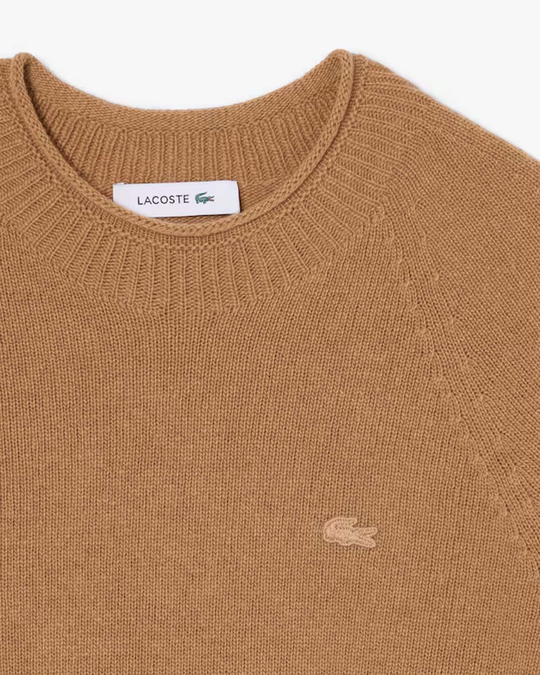 Maglione girocollo Lacoste cammello in pura lana cardata con coccodrillo ricamato a contrasto image