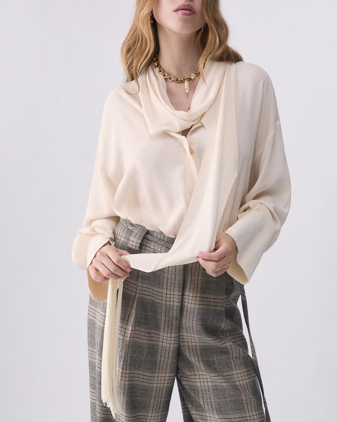 Camicia Liu Jo color avorio in crêpe de Chine di viscosa con sciarpa dotata di nappe image