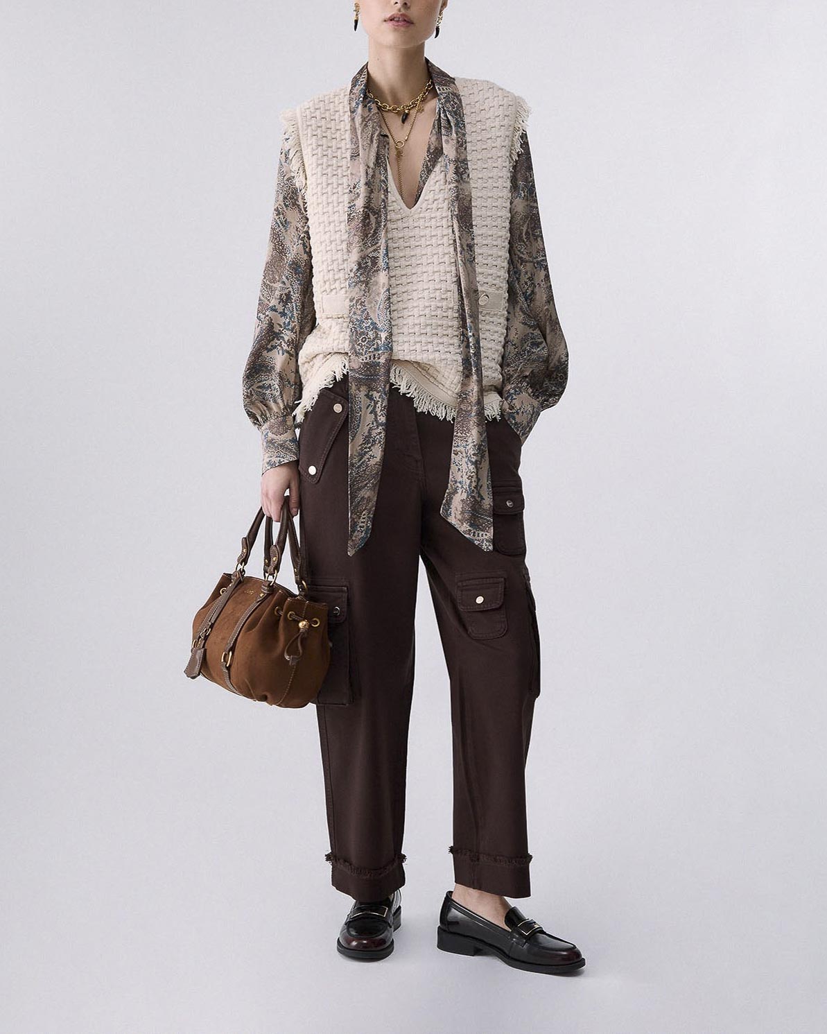 Pantaloni cargo Liu Jo marroni in bull di cotone con maxi tasche a soffietto e risvolto sul fondo