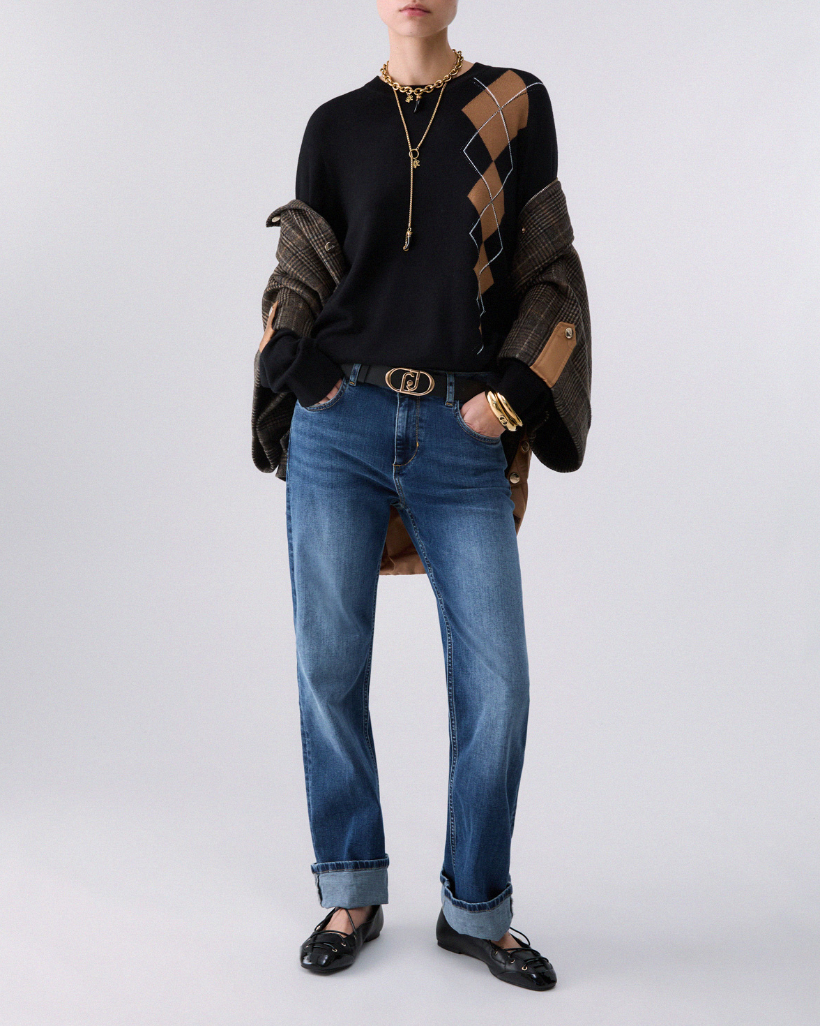 Maglia girocollo oversize Liu Jo nera in misto lana con motivo Argyle cammello e micro strass applicati image