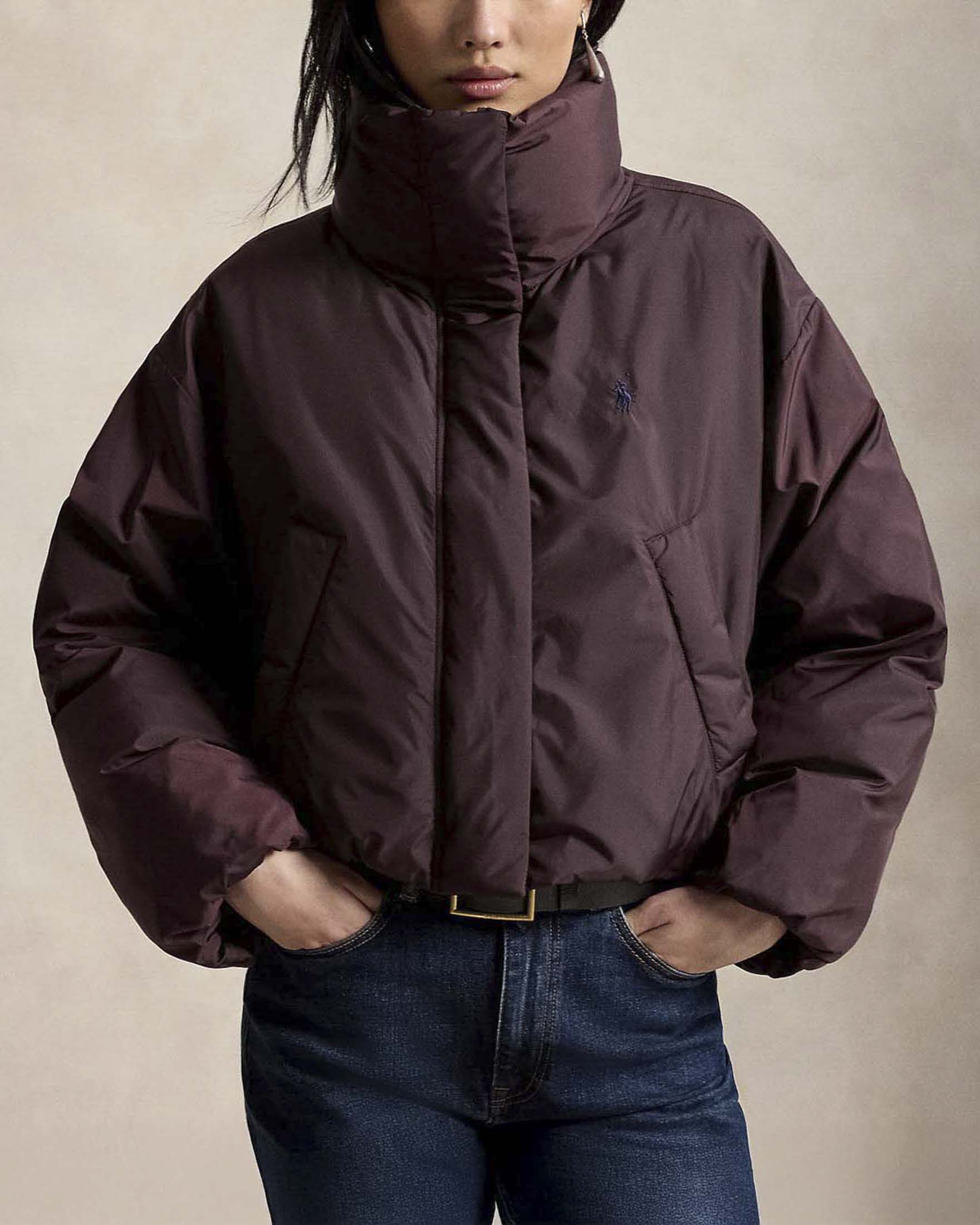 Piumino corto ovesize Polo Ralph Lauren color vino imbottito idrorepellente con logo Pony ricamato