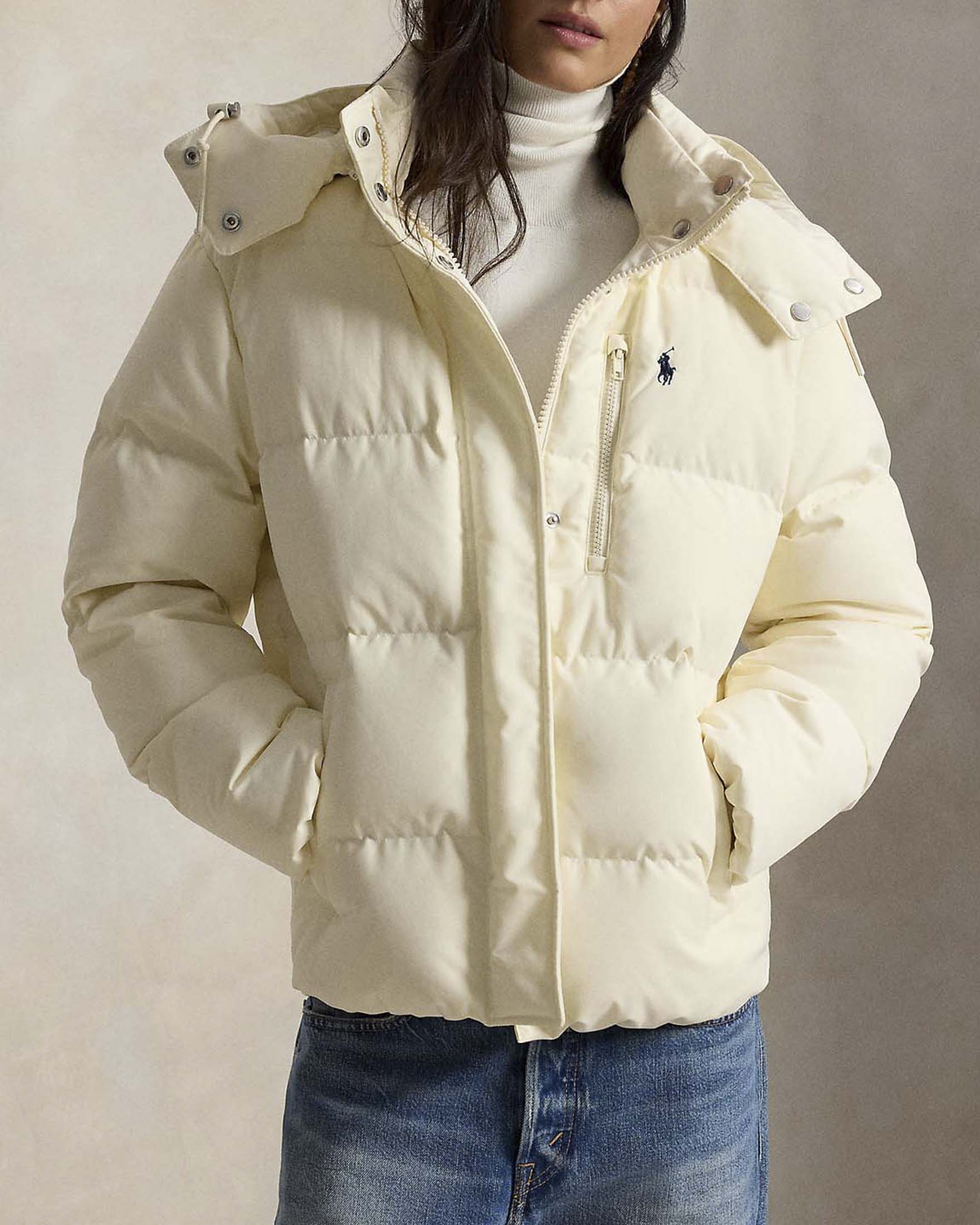 Piumino medio imbottito Polo Ralph Lauren color avorio con cappuccio removibile e Pony ricamato