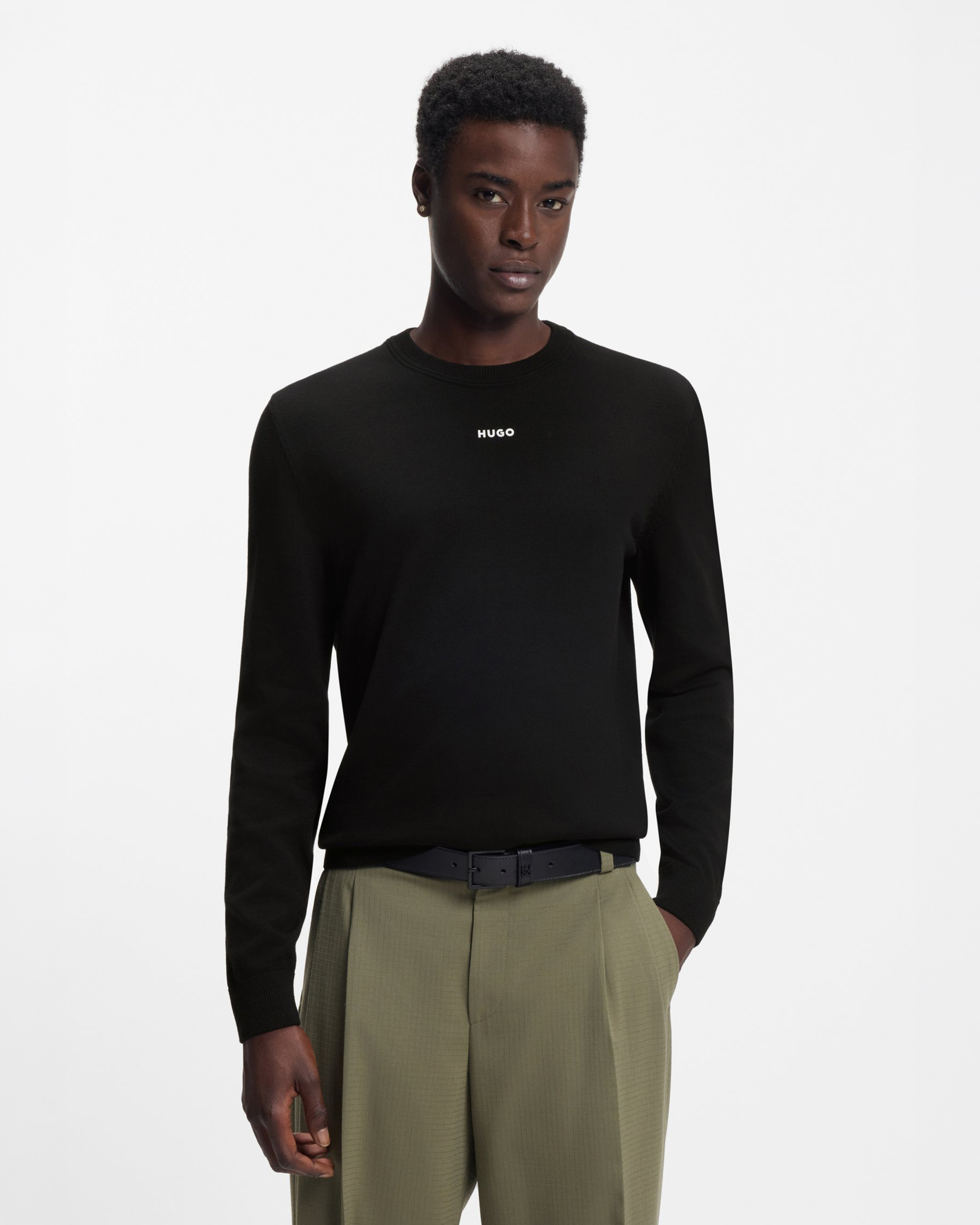 Maglia girocollo nera in puro cotone con logo piccolo centrale