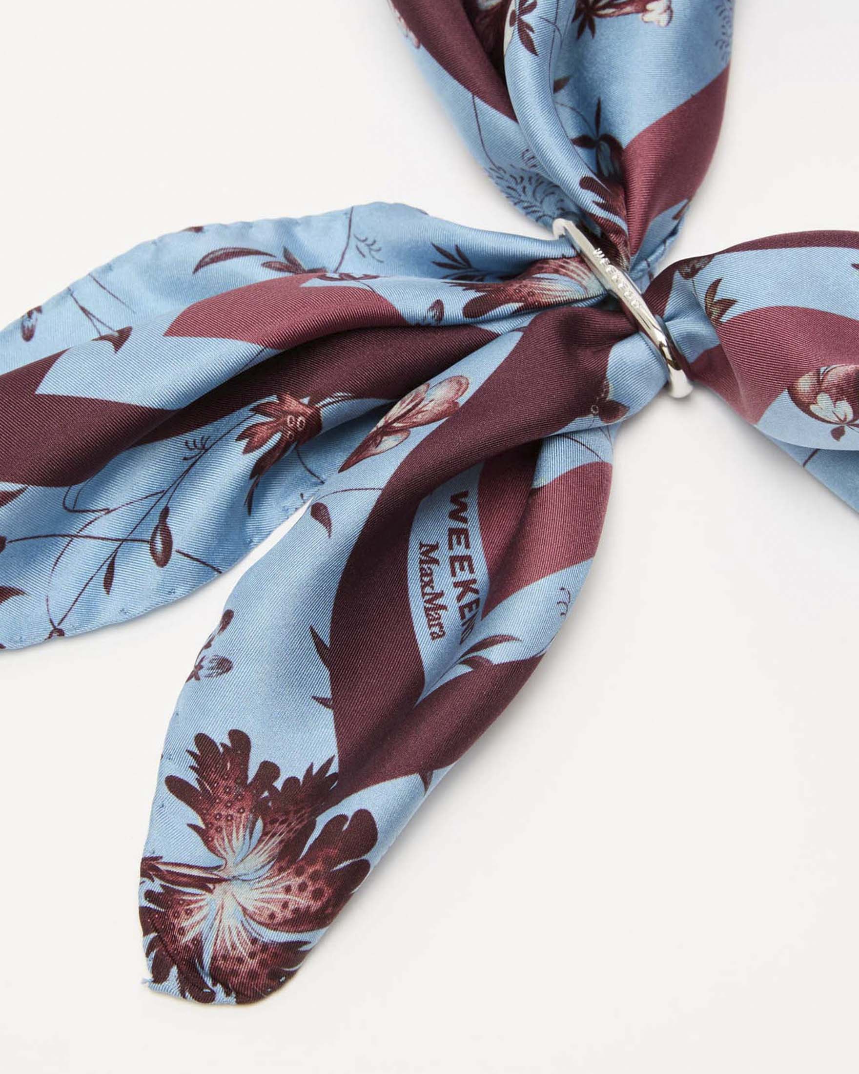 Foulard Weekend Max Mara in twill di seta azzurra con righe e stampa floreale bordeaux all over image