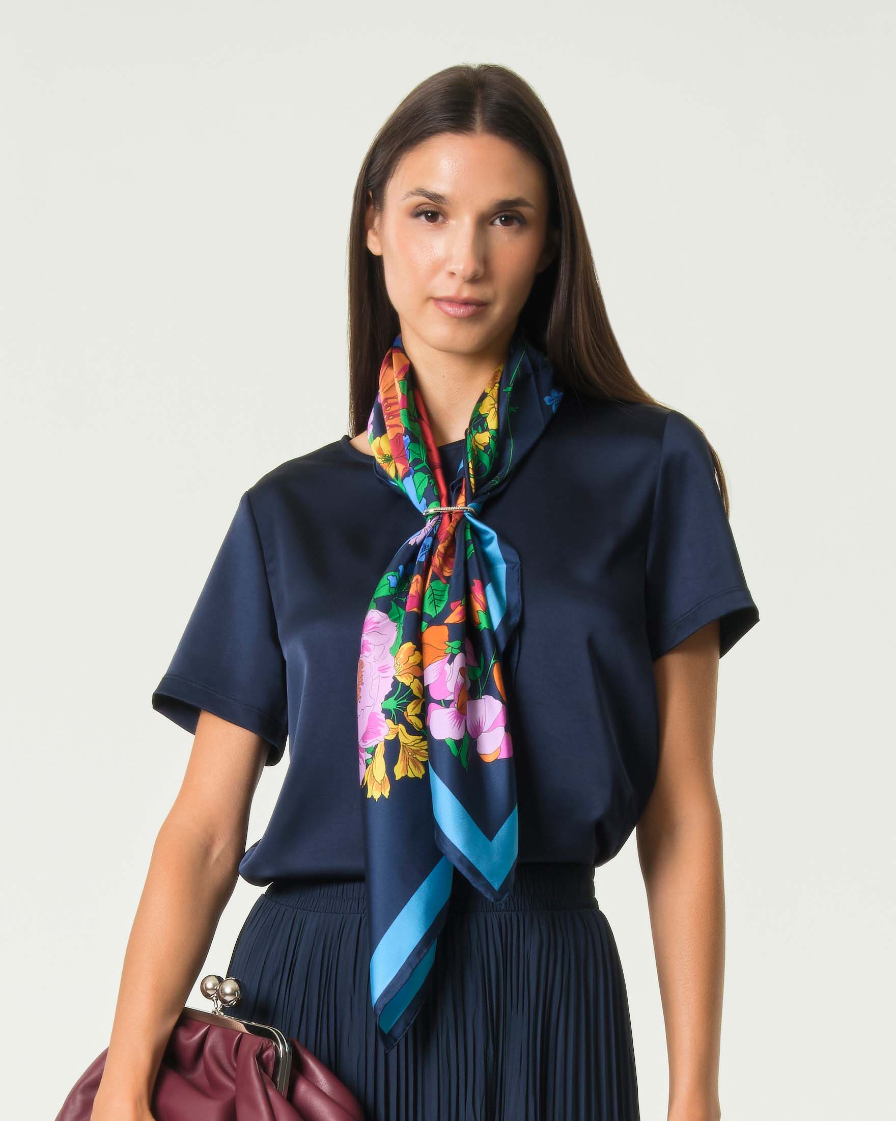 Foulard Weekend Max Mara in twill di seta nera con stampa floreale multicolor e riga azzurra