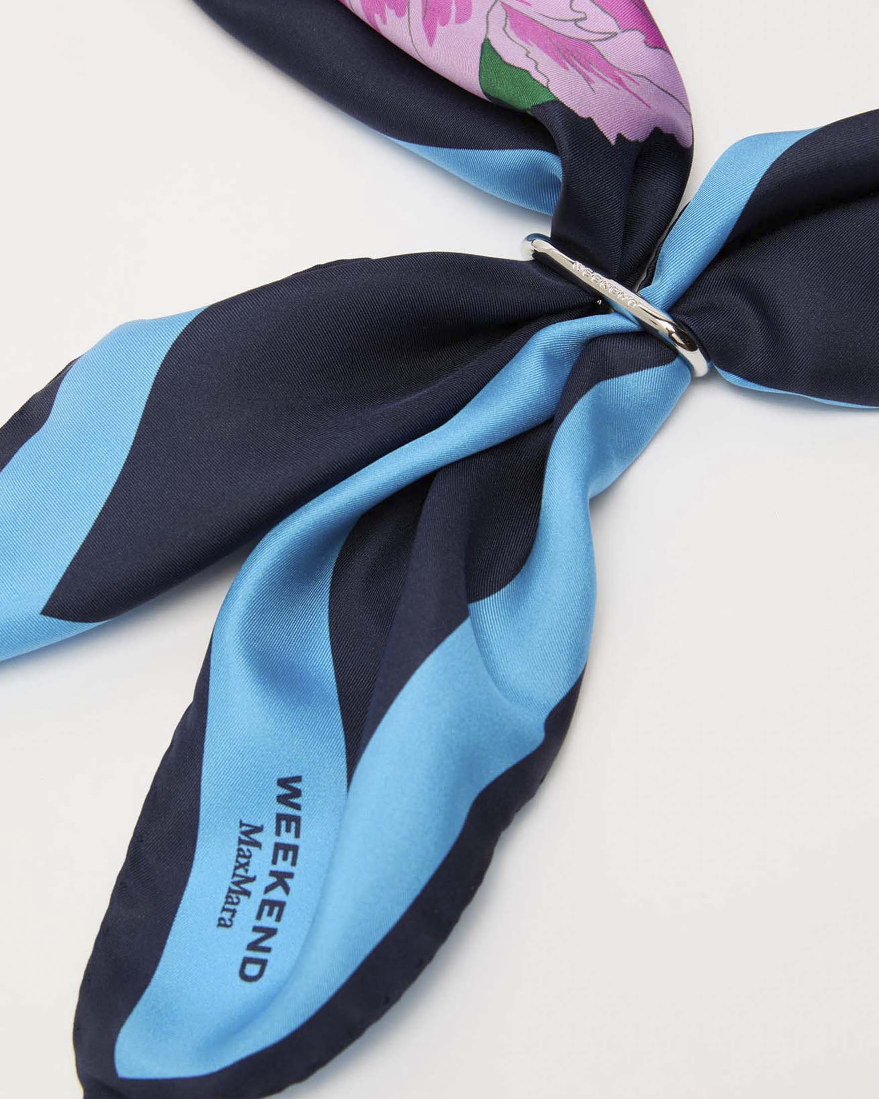 Foulard Weekend Max Mara in twill di seta nera con stampa floreale multicolor e riga azzurra image