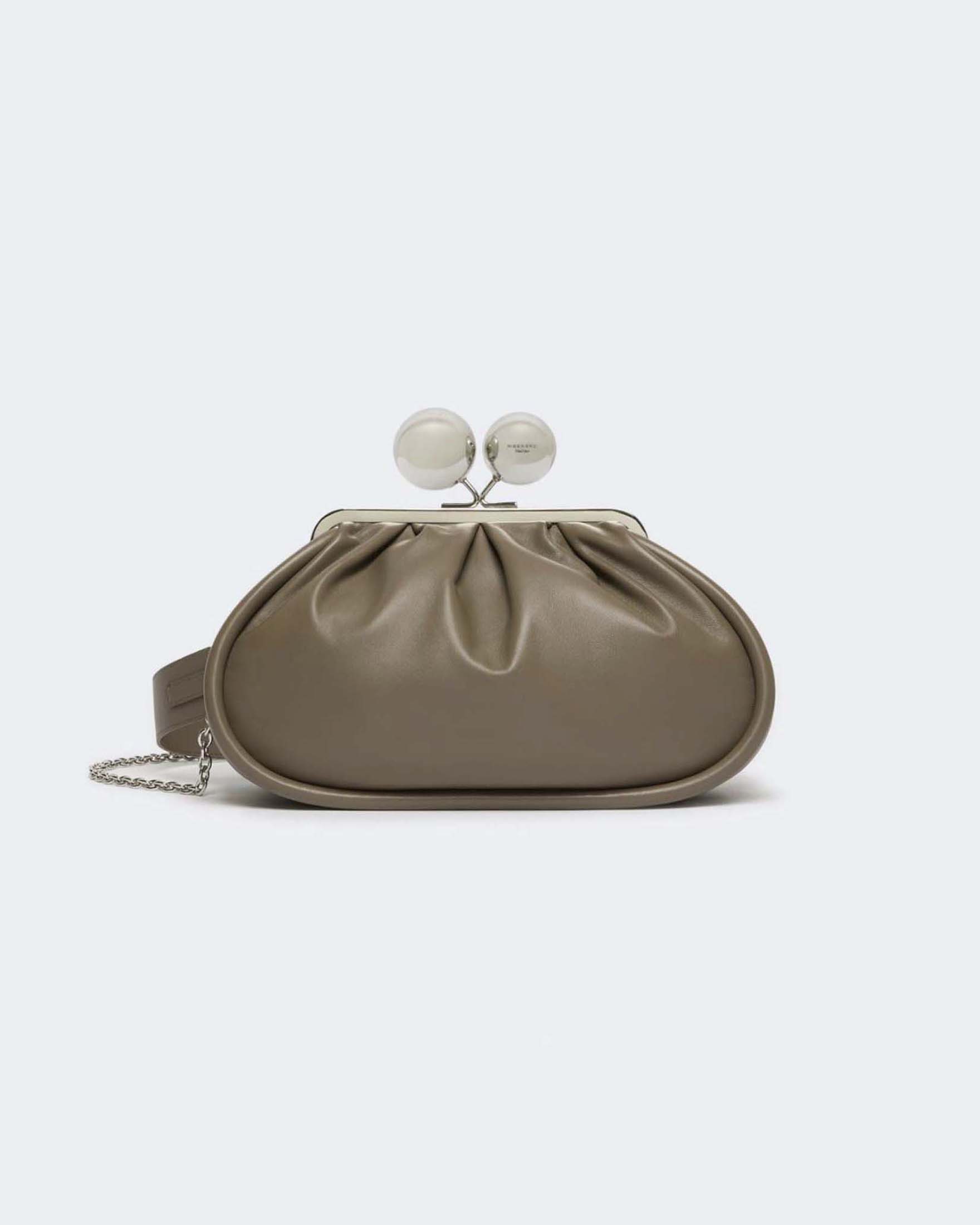 Pasticcino Bag Medium Weekend Max Mara color fango in montone con doppia tracolla e maxi chiusura