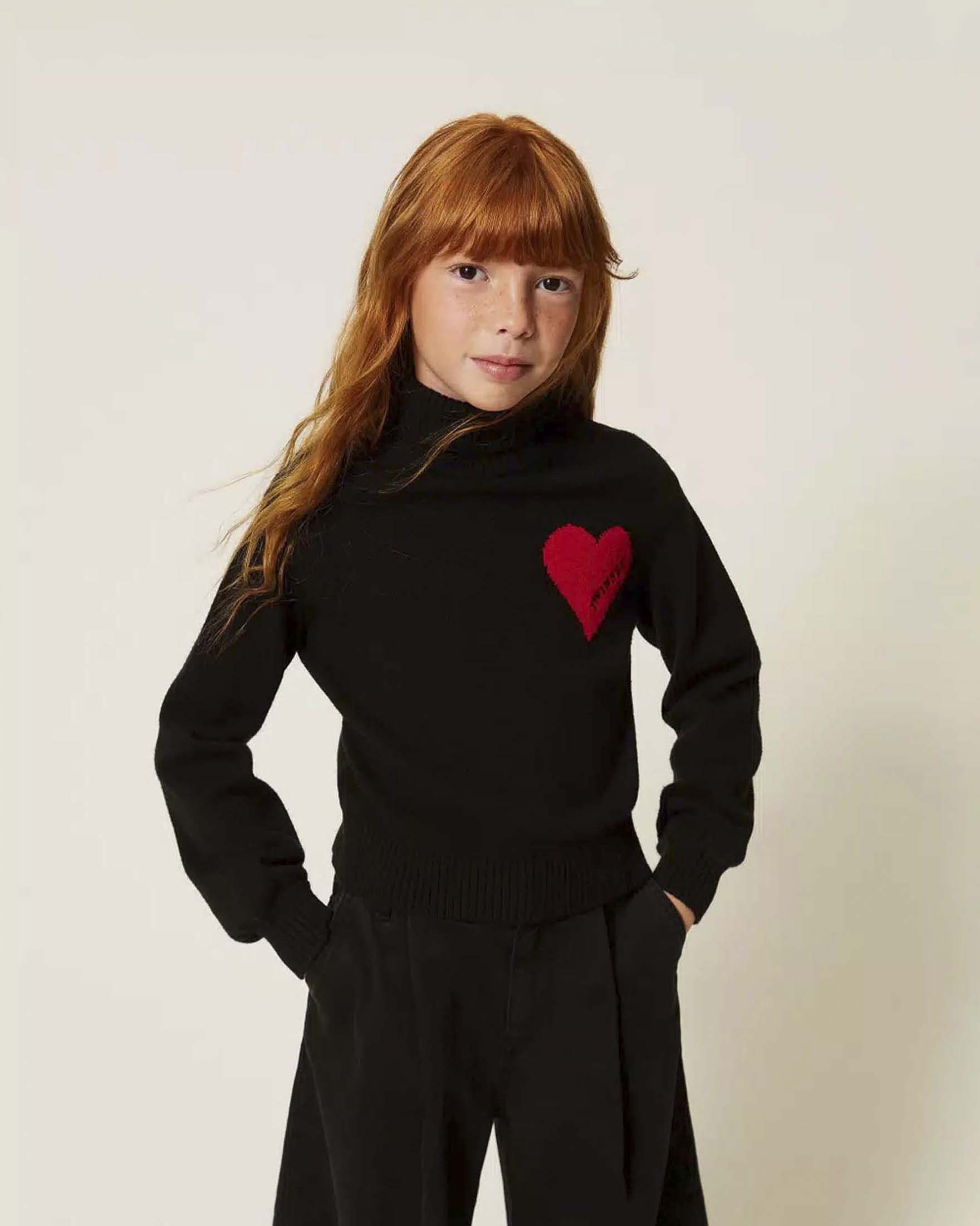 Maglia nera Twinset a collo alto con cuore rosso