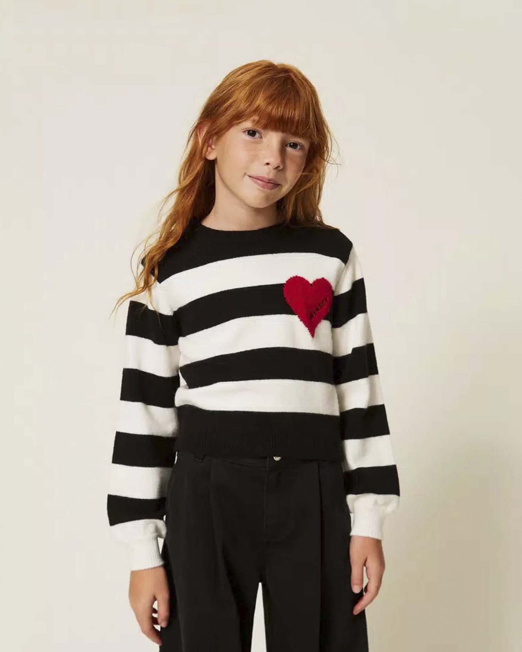 Maglioncino a righe bianco e nero Twinset con cuore rosso