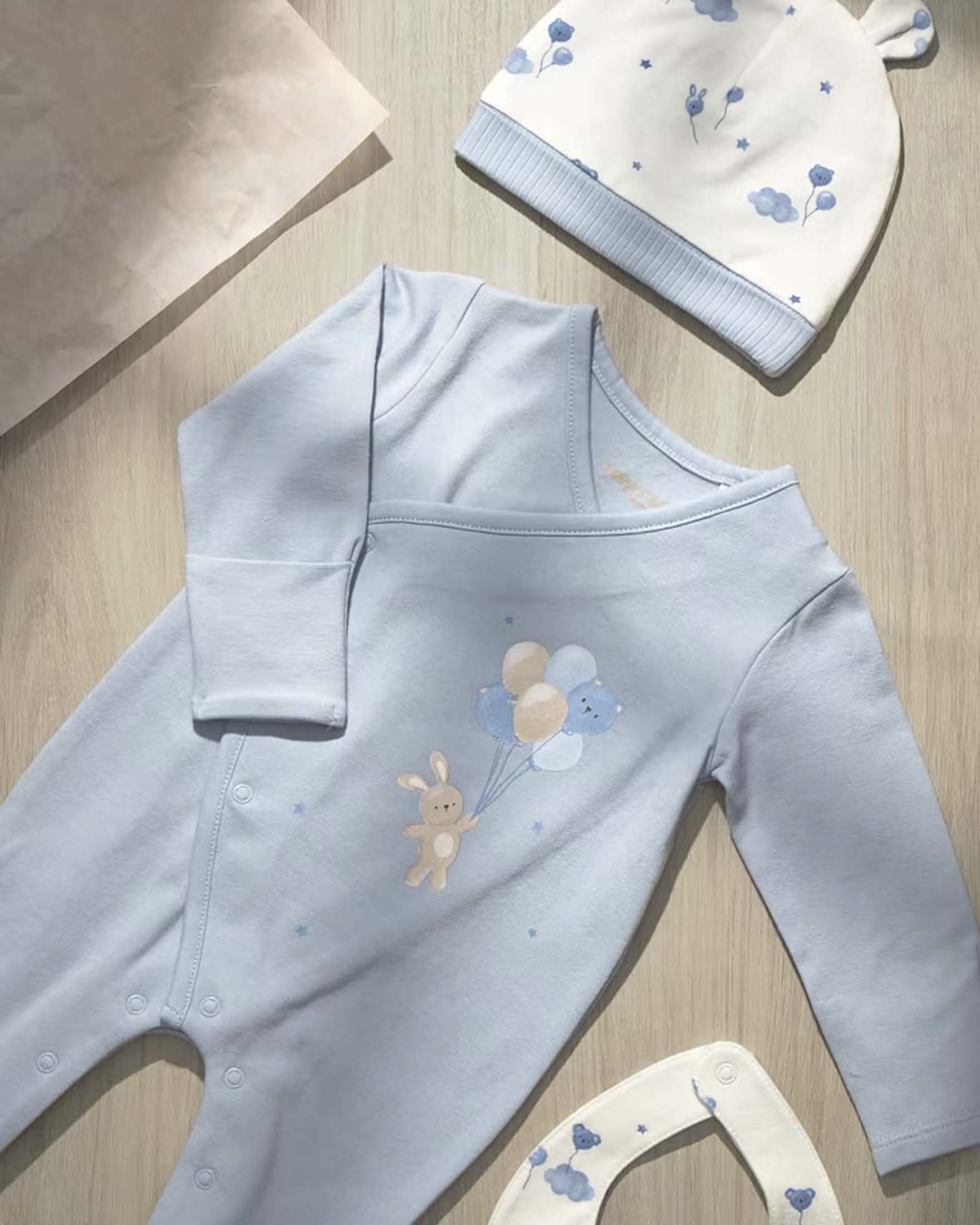 Tutina Mayoral azzurra in misto cotone con stampa, bavaglino e berretto image