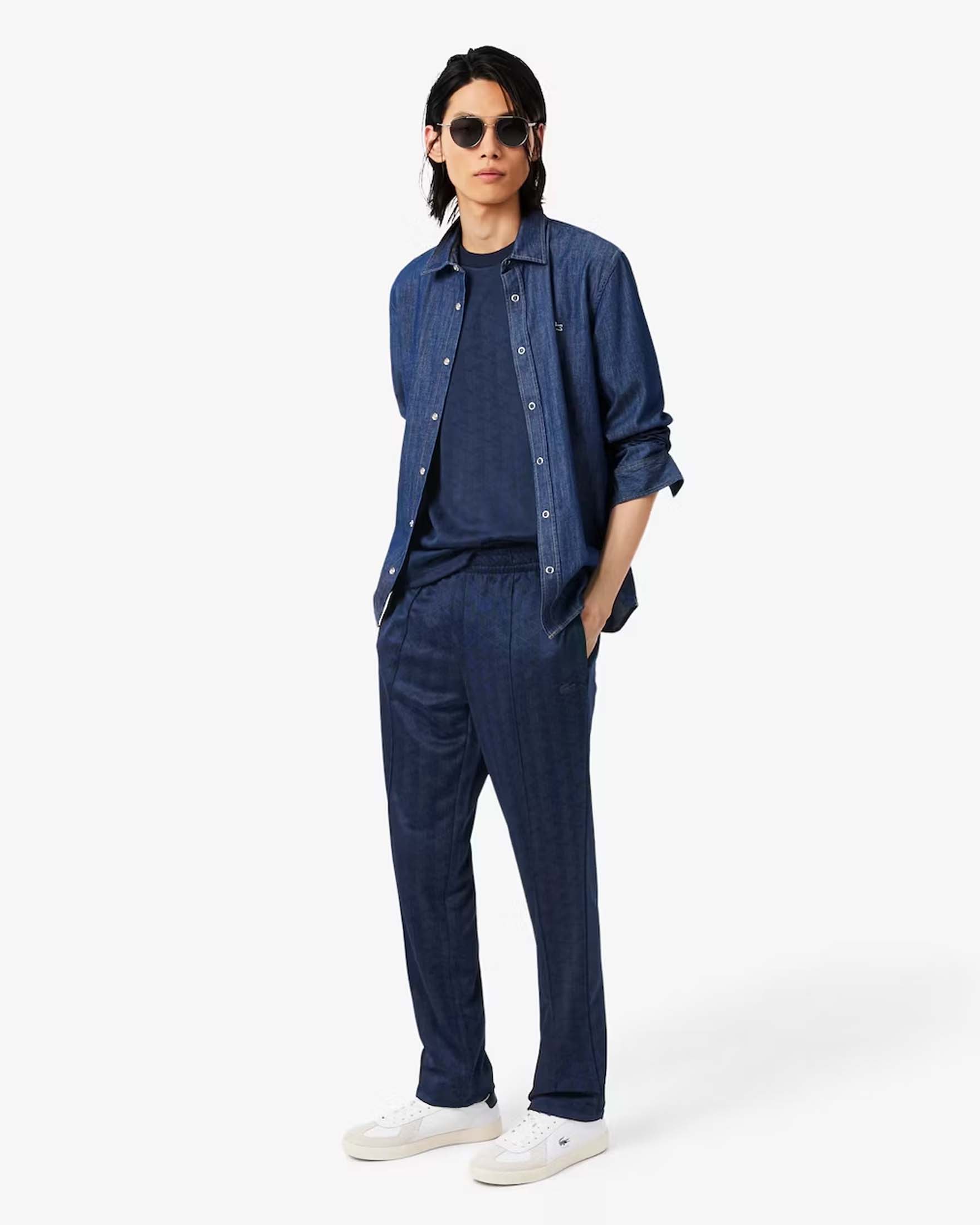 Pantaloni jogger Lacoste blu navy in tessuto jacquard stretch con monogramma
