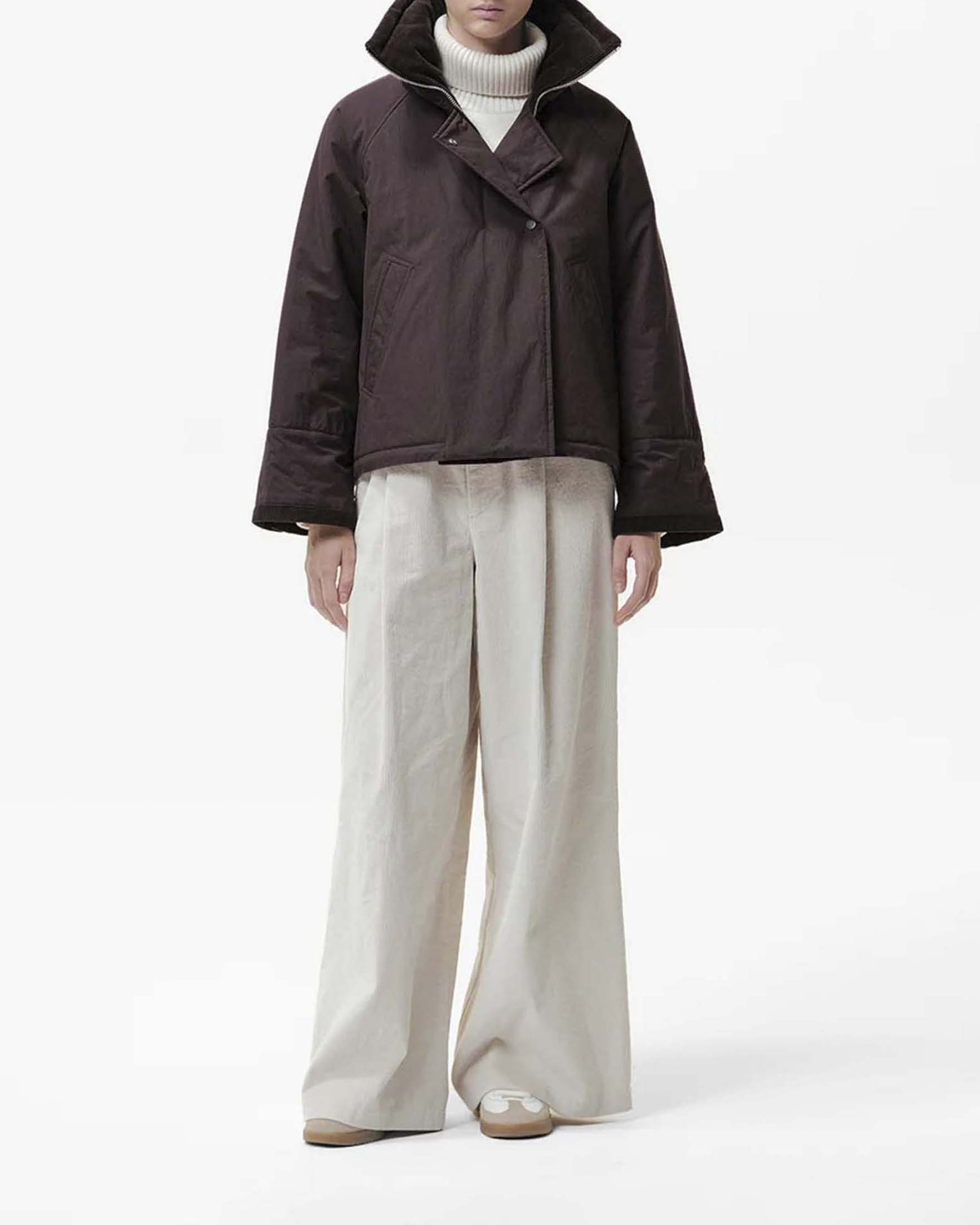 Giacca imbottita Maeva Duno bordeaux in cotone tecnico con collo alto regolabile e maniche raglan image