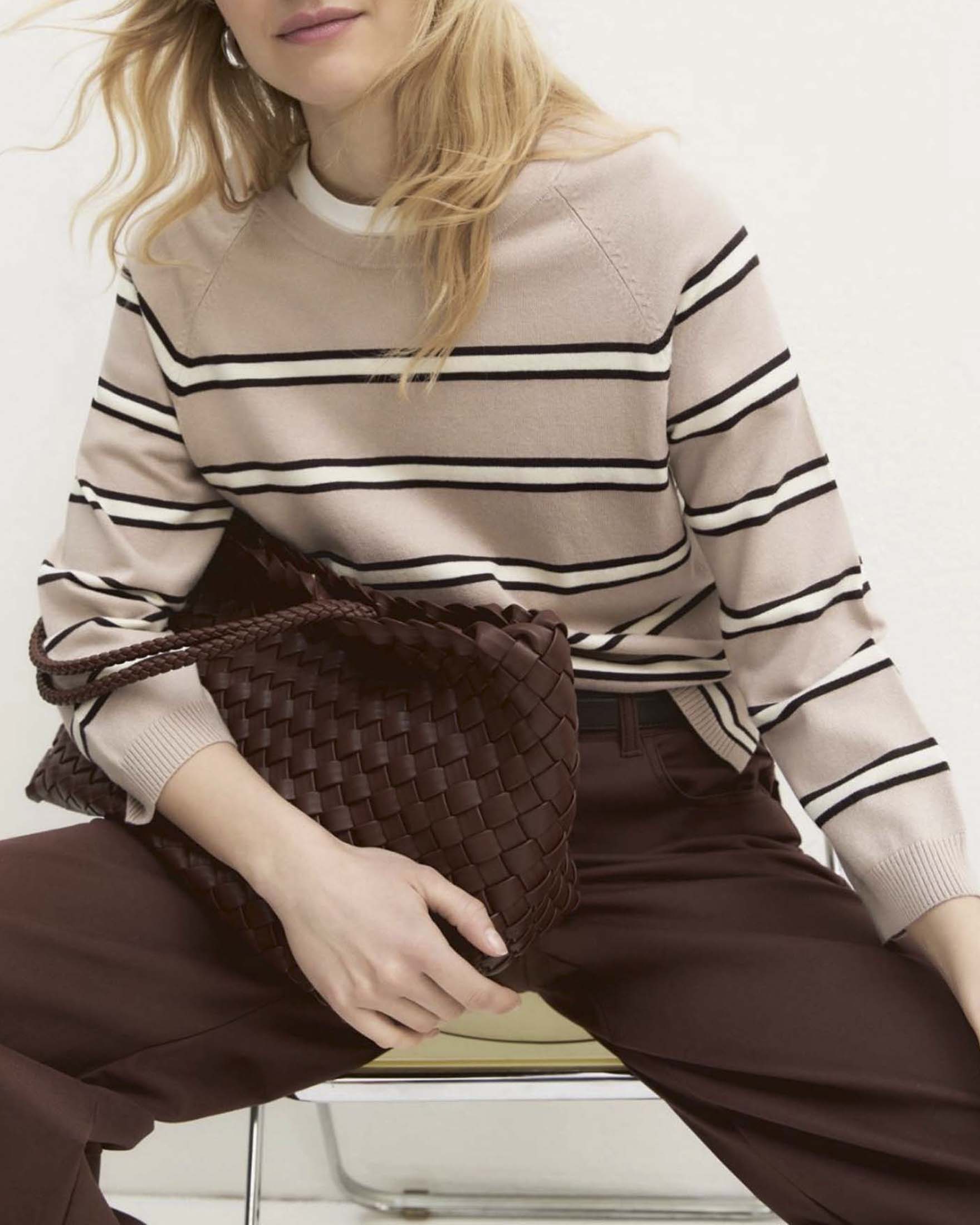 Maglia girocollo Emme Marella color nocciola in viscosa stretch a righe con fondo asimmetrico