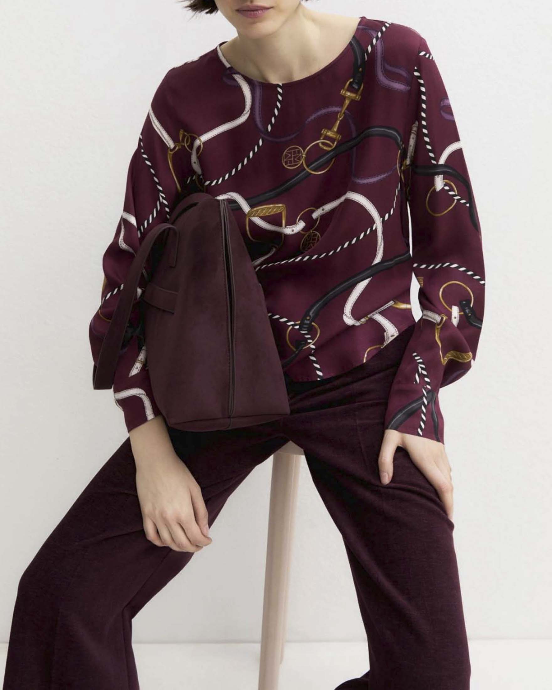 Blusa Emme Marella bordeaux in twill di viscosa con fondo asimmetrico e stampa finimenti equestri