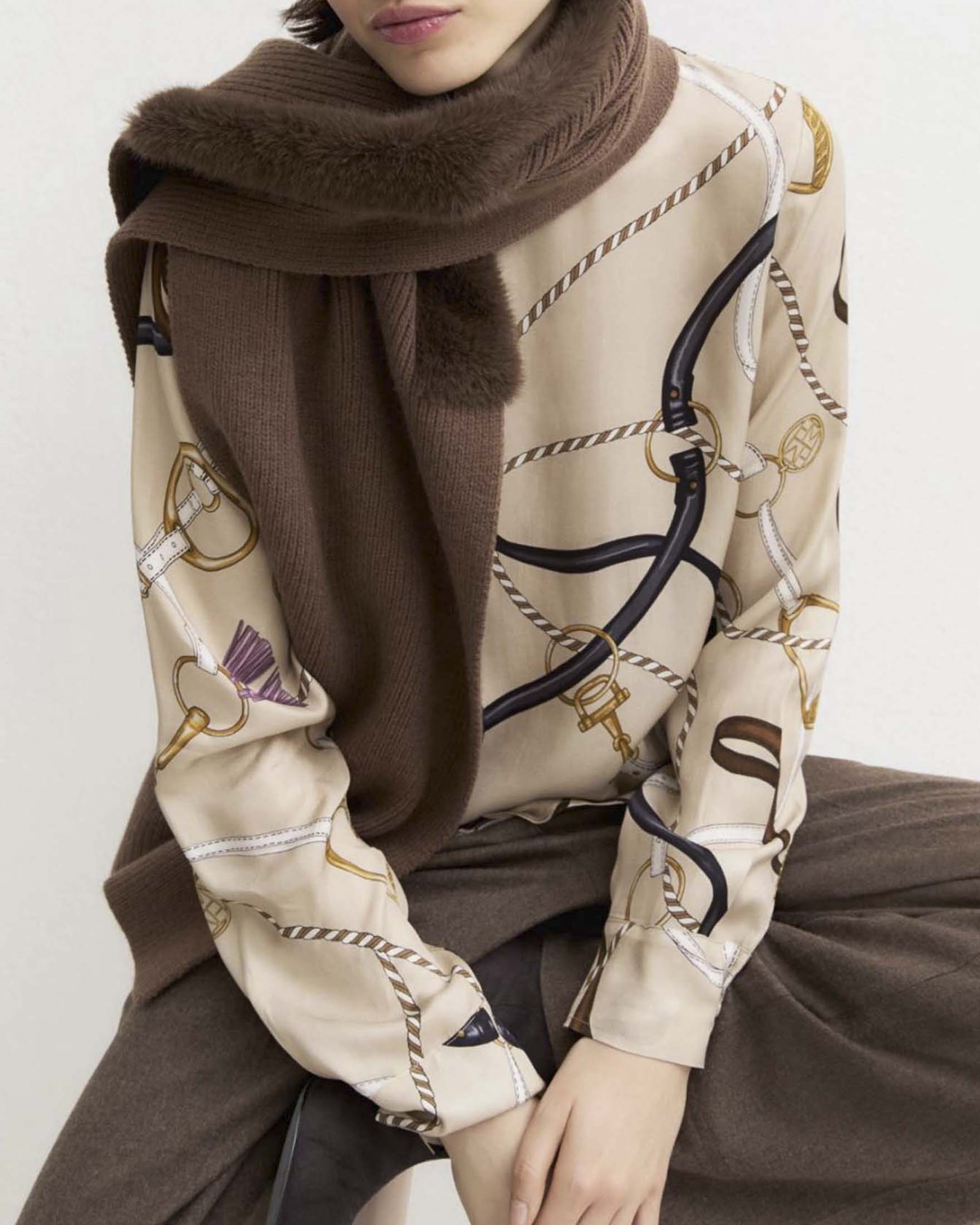 Blusa Emme Marella beige in twill di viscosa con fondo asimmetrico e stampa finimenti equestri