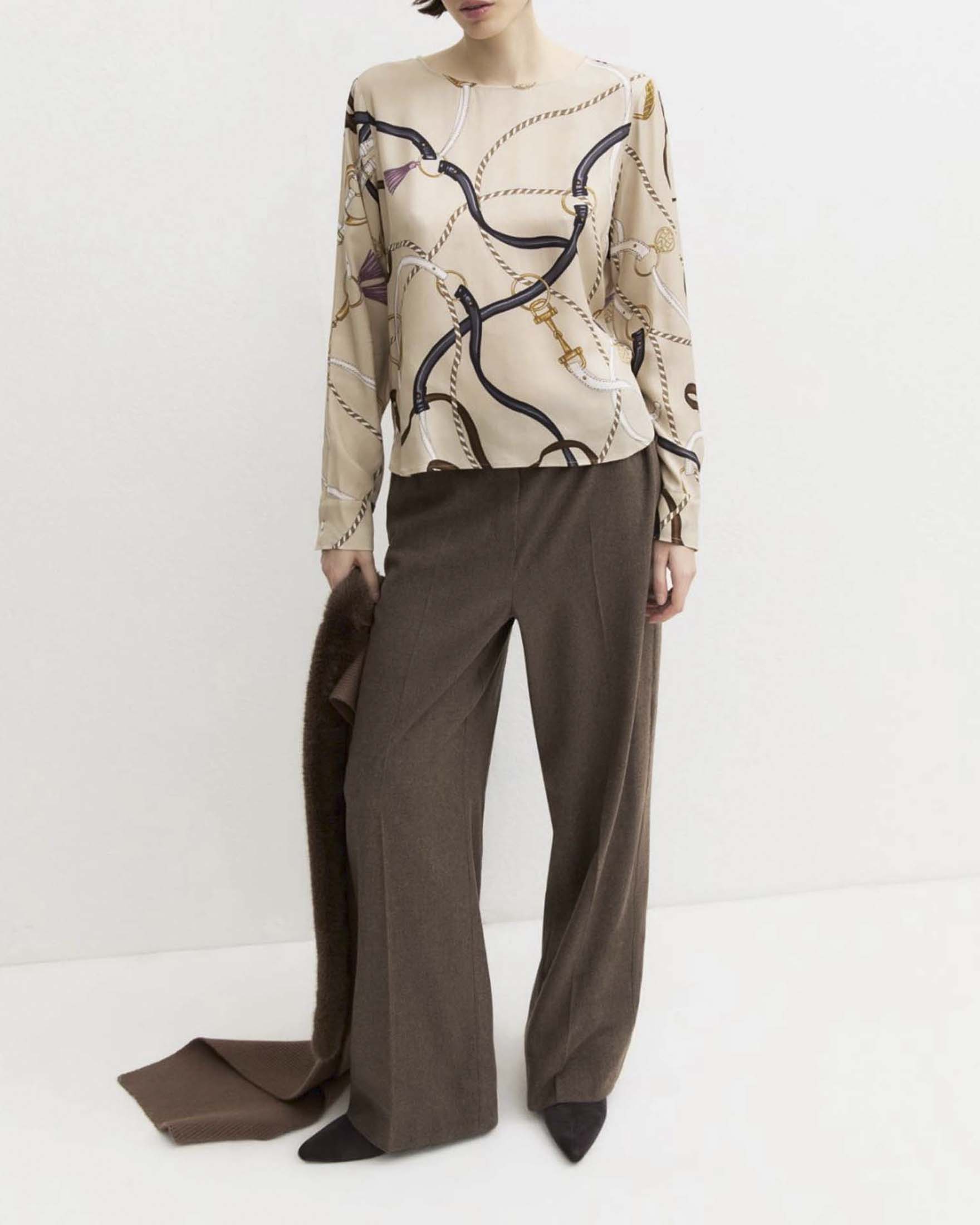 Blusa Emme Marella beige in twill di viscosa con fondo asimmetrico e stampa finimenti equestri image