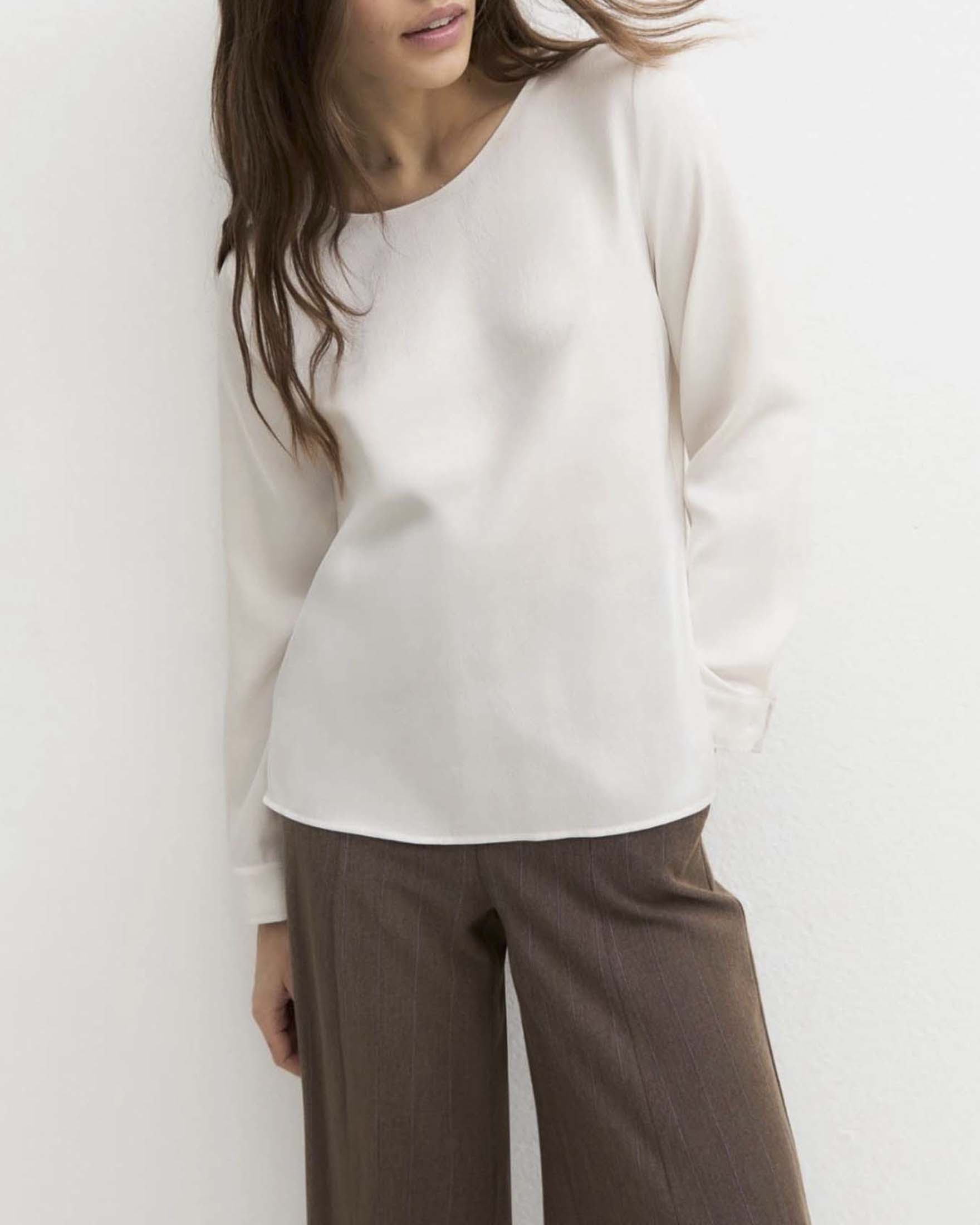 Blusa scollo a barchetta Emme Marella color burro in raso martellato crinkle con spacchi laterali